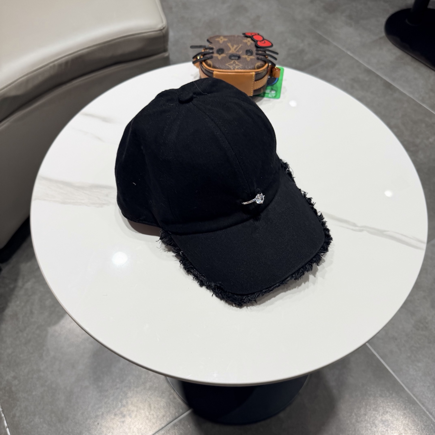 POET WONG牛仔毛边棒球帽，做旧水洗工艺，帽檐毛边设计，正面戒指logo，细节精致。均码设计，男女