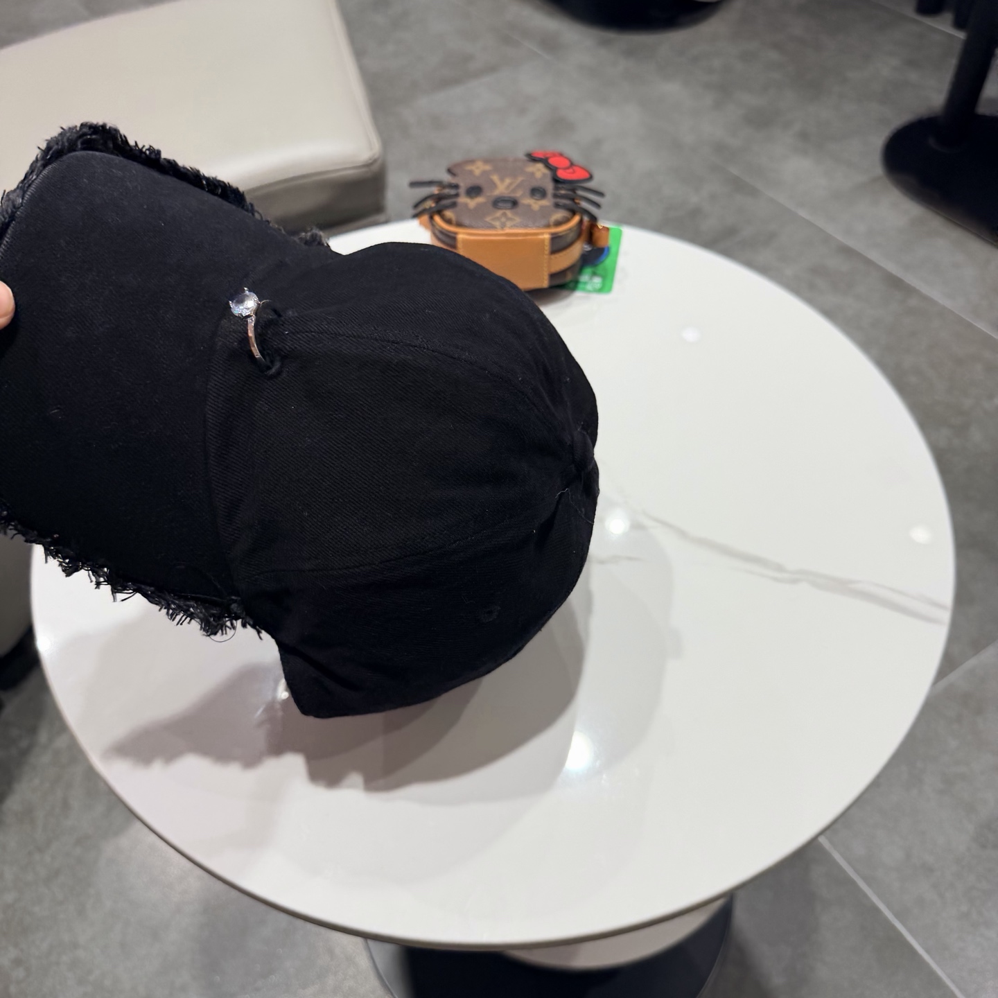 POET WONG牛仔毛边棒球帽，做旧水洗工艺，帽檐毛边设计，正面戒指logo，细节精致。均码设计，男女