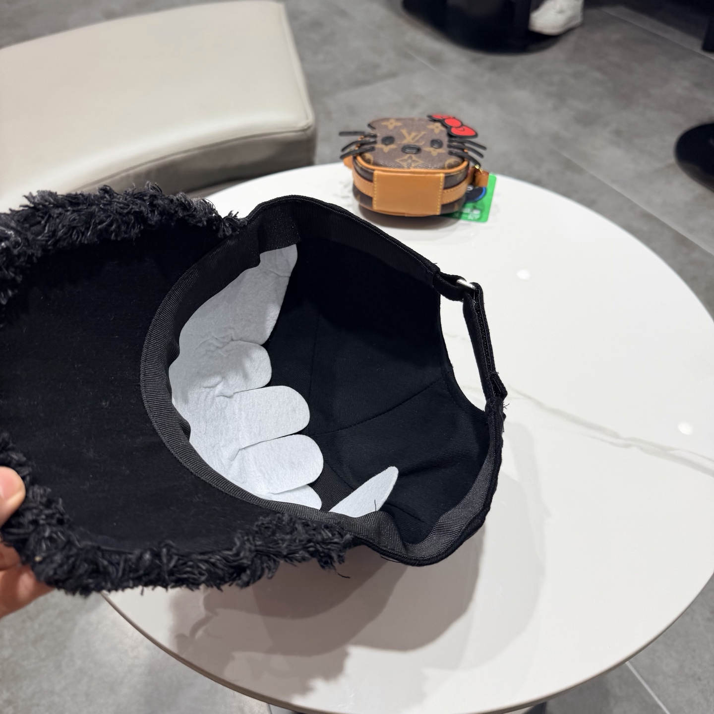 POET WONG牛仔毛边棒球帽，做旧水洗工艺，帽檐毛边设计，正面戒指logo，细节精致。均码设计，男女