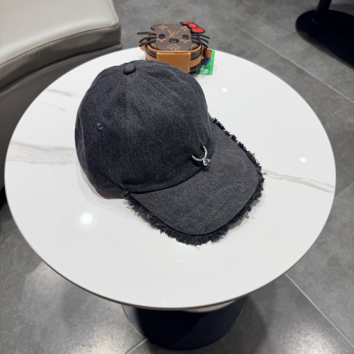 POET WONG牛仔毛边棒球帽，做旧水洗工艺，帽檐毛边设计，正面戒指logo，细节精致。均码设计，男女