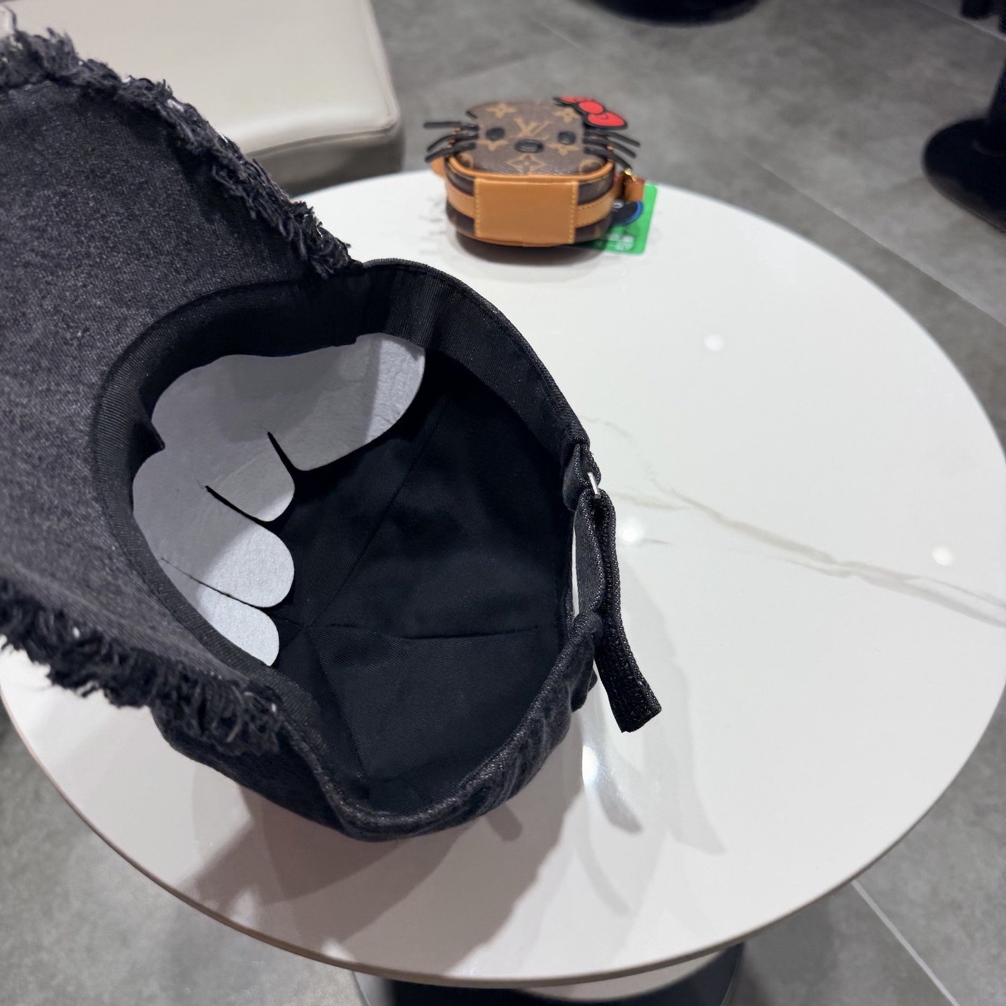 POET WONG牛仔毛边棒球帽，做旧水洗工艺，帽檐毛边设计，正面戒指logo，细节精致。均码设计，男女