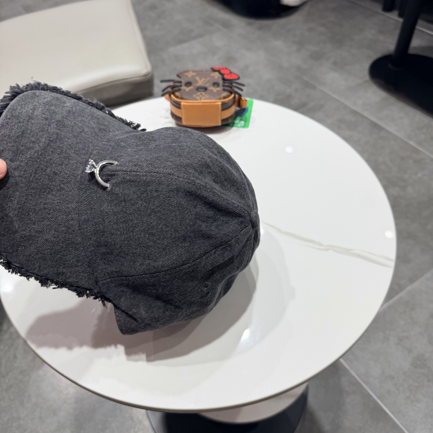 POET WONG牛仔毛边棒球帽，做旧水洗工艺，帽檐毛边设计，正面戒指logo，细节精致。均码设计，男女