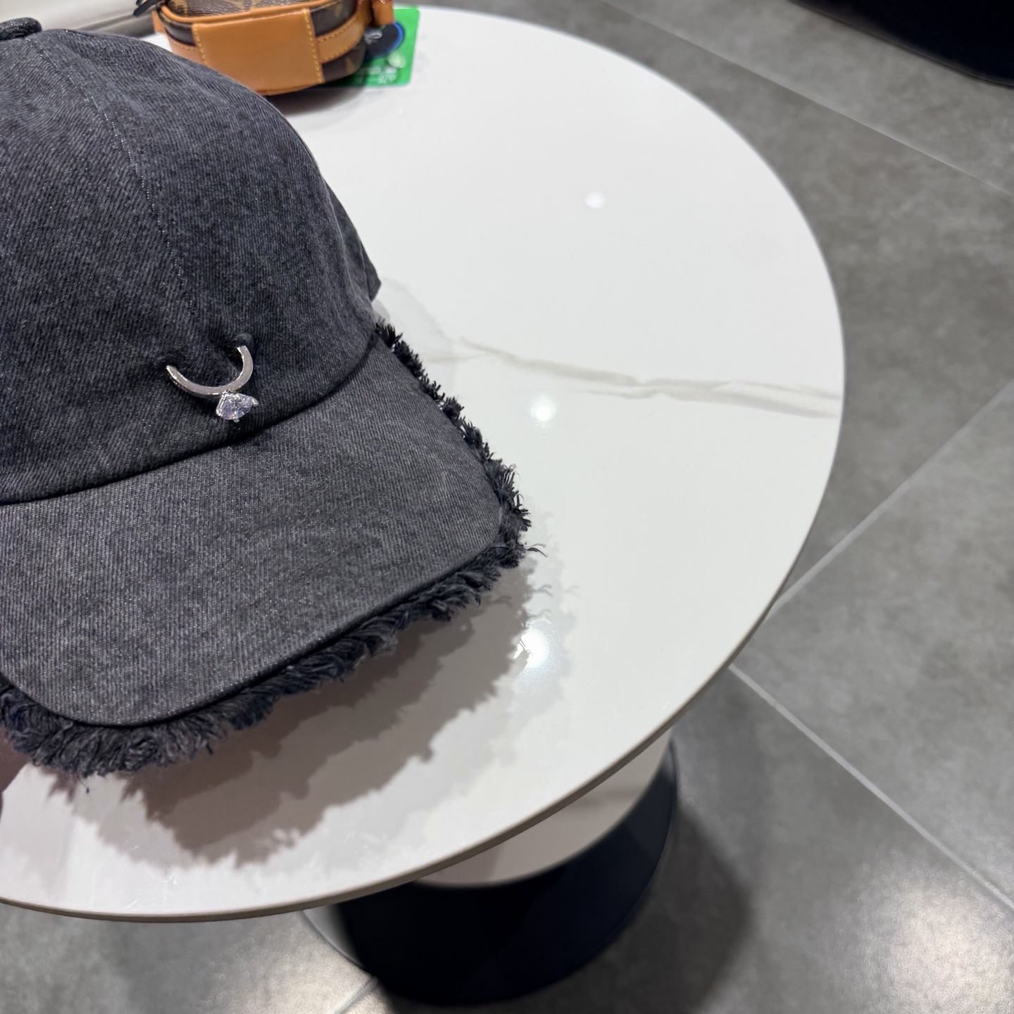 POET WONG牛仔毛边棒球帽，做旧水洗工艺，帽檐毛边设计，正面戒指logo，细节精致。均码设计，男女