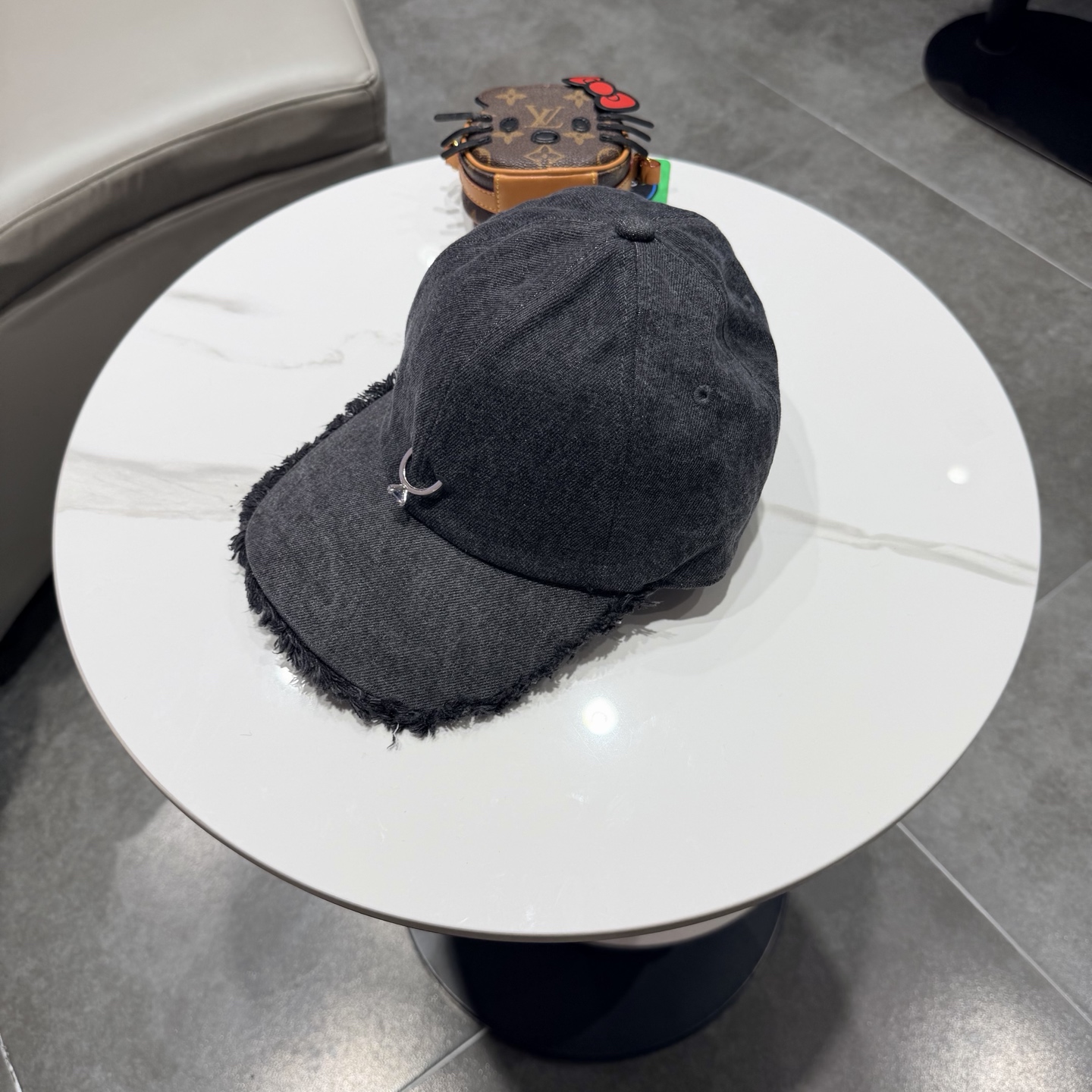 POET WONG牛仔毛边棒球帽，做旧水洗工艺，帽檐毛边设计，正面戒指logo，细节精致。均码设计，男女