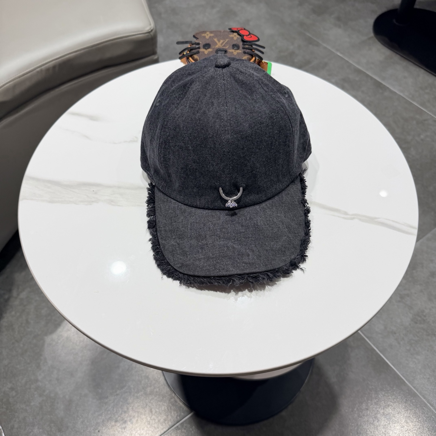 POET WONG牛仔毛边棒球帽，做旧水洗工艺，帽檐毛边设计，正面戒指logo，细节精致。均码设计，男女