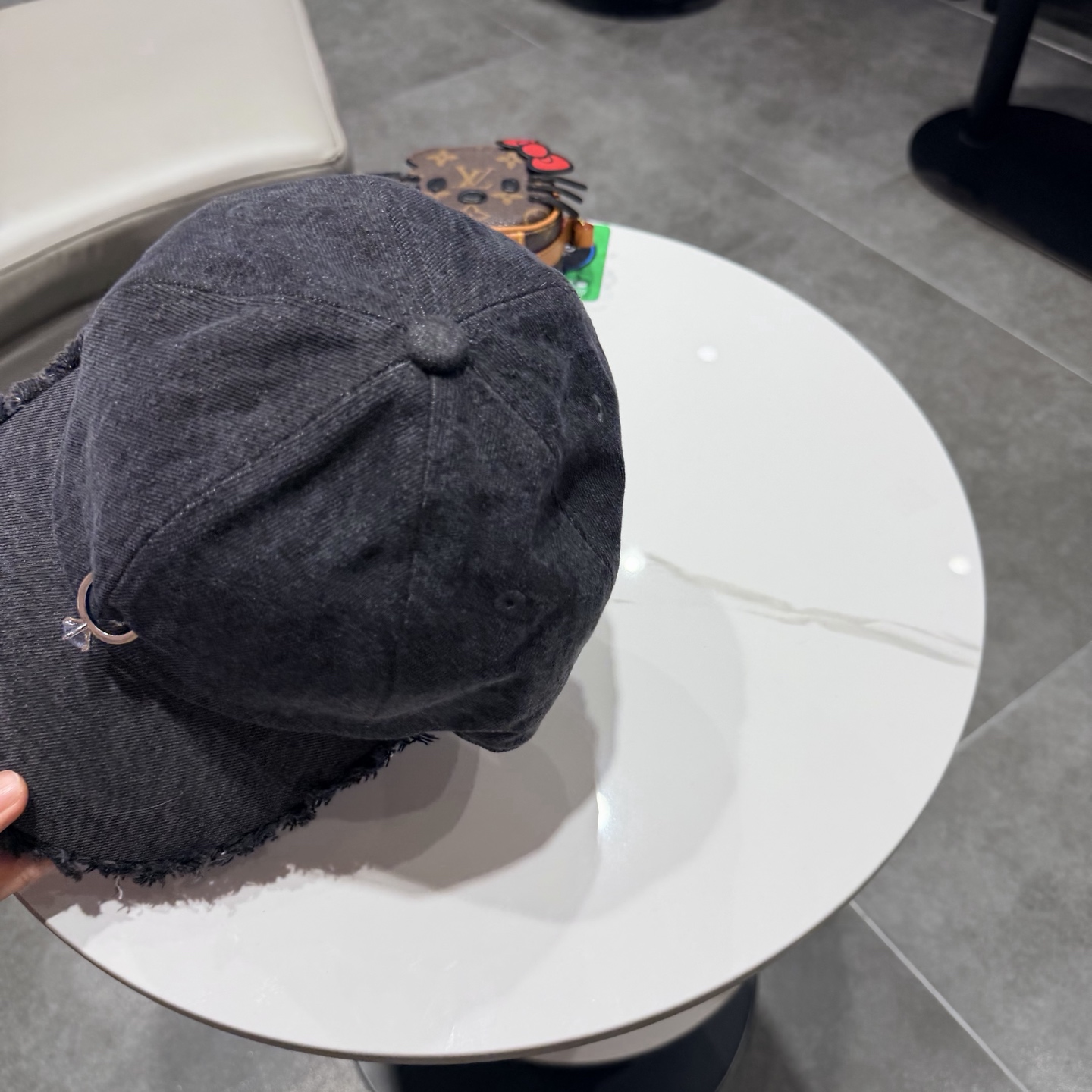 POET WONG牛仔毛边棒球帽，做旧水洗工艺，帽檐毛边设计，正面戒指logo，细节精致。均码设计，男女