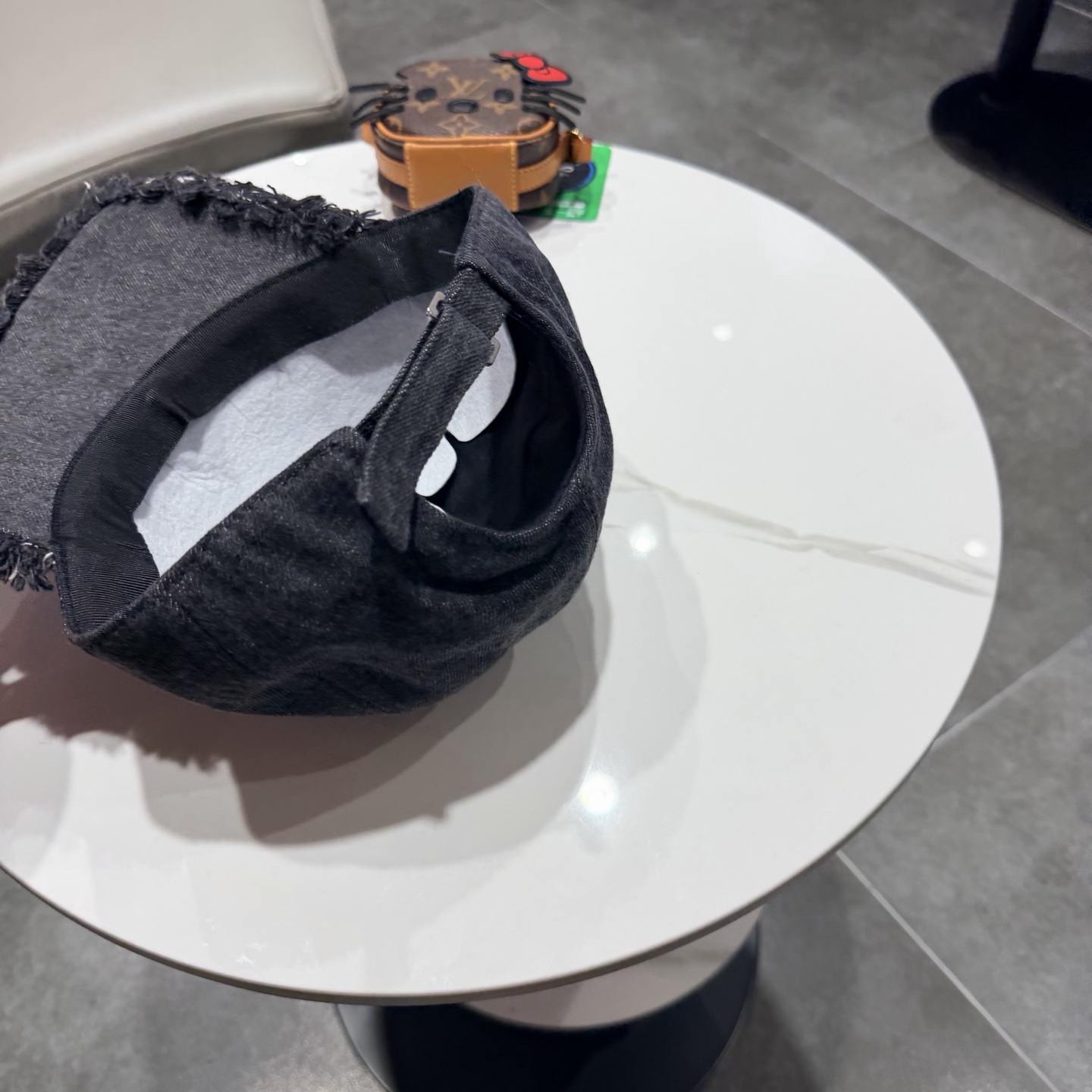 POET WONG牛仔毛边棒球帽，做旧水洗工艺，帽檐毛边设计，正面戒指logo，细节精致。均码设计，男女