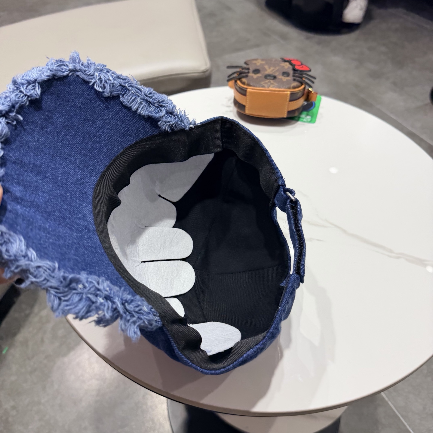 POET WONG牛仔毛边棒球帽，做旧水洗工艺，帽檐毛边设计，正面戒指logo，细节精致。均码设计，男女