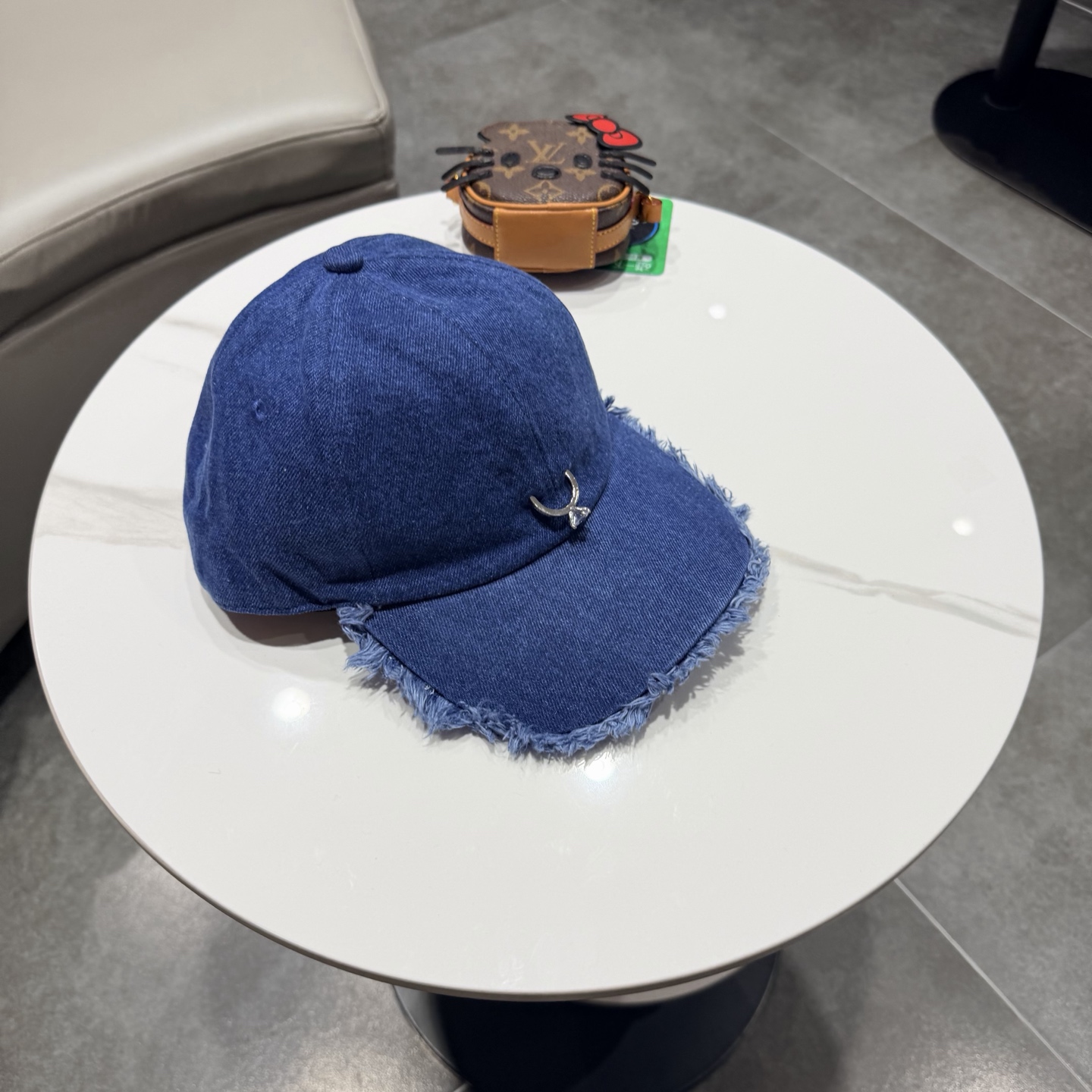 POET WONG牛仔毛边棒球帽，做旧水洗工艺，帽檐毛边设计，正面戒指logo，细节精致。均码设计，男女