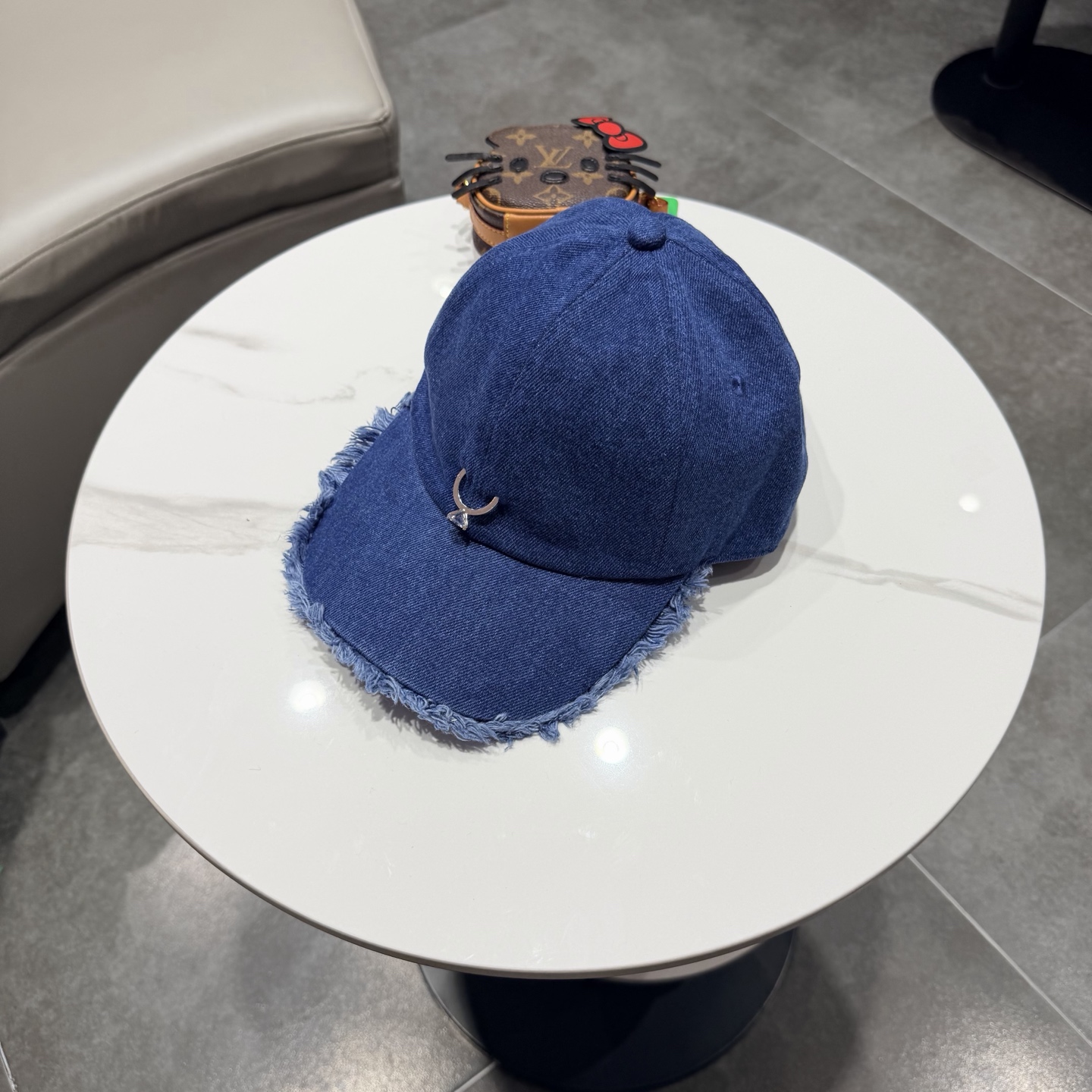 POET WONG牛仔毛边棒球帽，做旧水洗工艺，帽檐毛边设计，正面戒指logo，细节精致。均码设计，男女