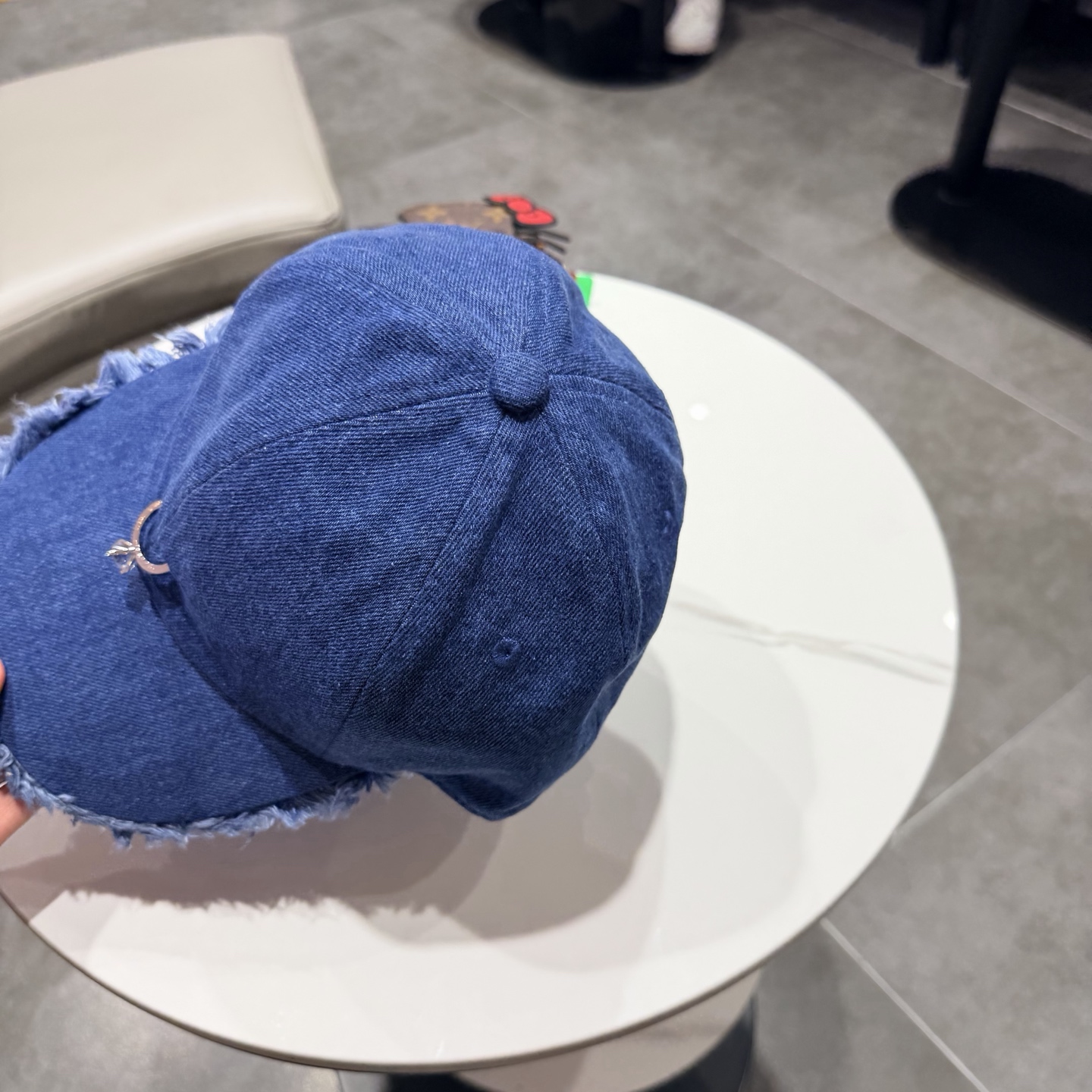 POET WONG牛仔毛边棒球帽，做旧水洗工艺，帽檐毛边设计，正面戒指logo，细节精致。均码设计，男女