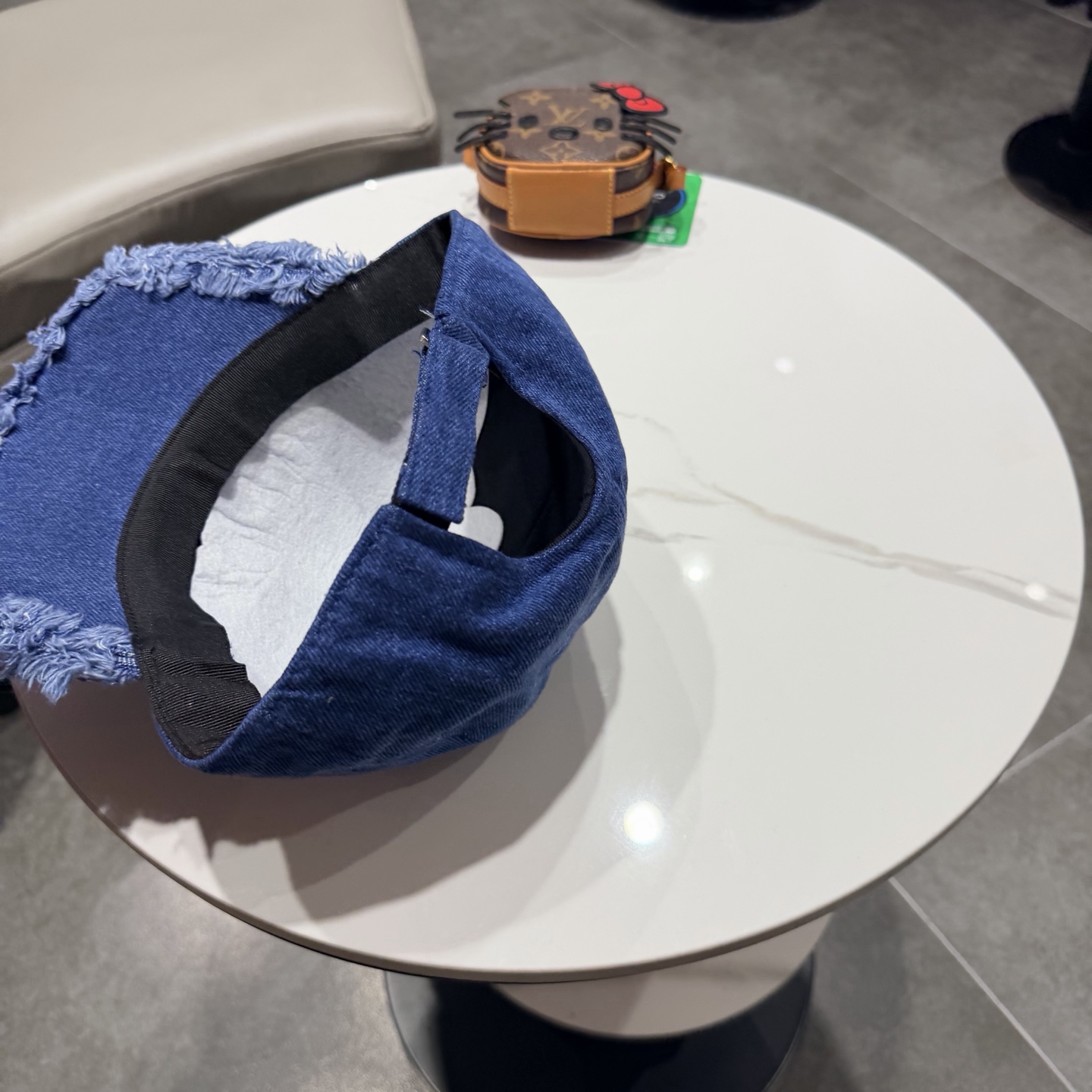 POET WONG牛仔毛边棒球帽，做旧水洗工艺，帽檐毛边设计，正面戒指logo，细节精致。均码设计，男女