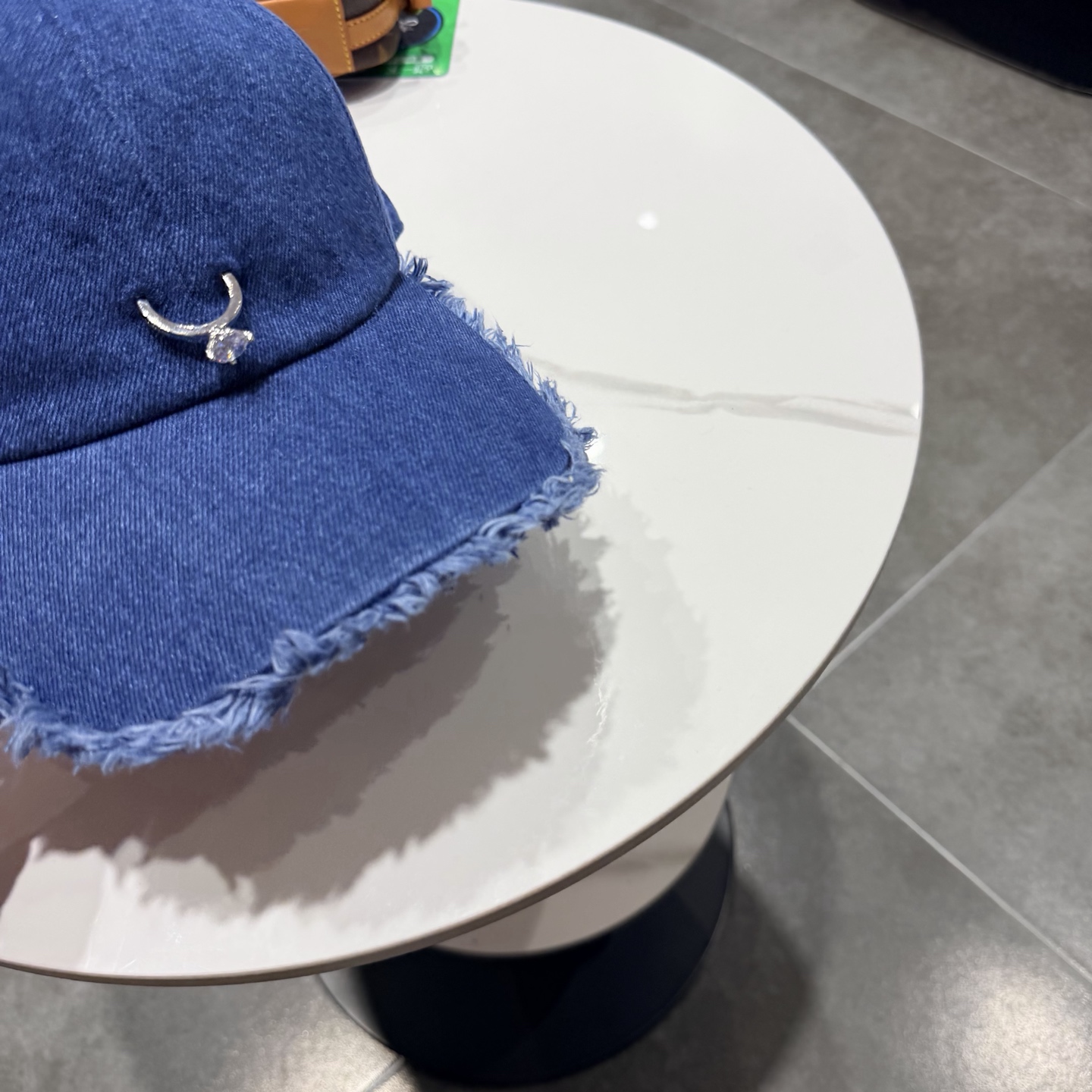 POET WONG牛仔毛边棒球帽，做旧水洗工艺，帽檐毛边设计，正面戒指logo，细节精致。均码设计，男女