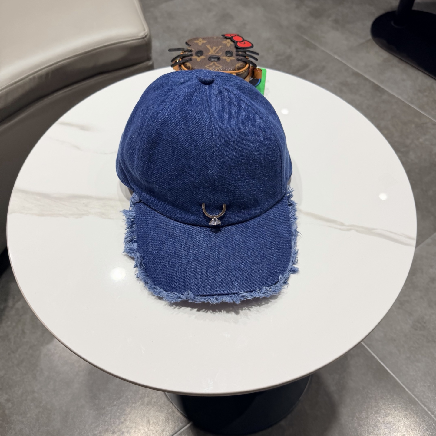 POET WONG牛仔毛边棒球帽，做旧水洗工艺，帽檐毛边设计，正面戒指logo，细节精致。均码设计，男女