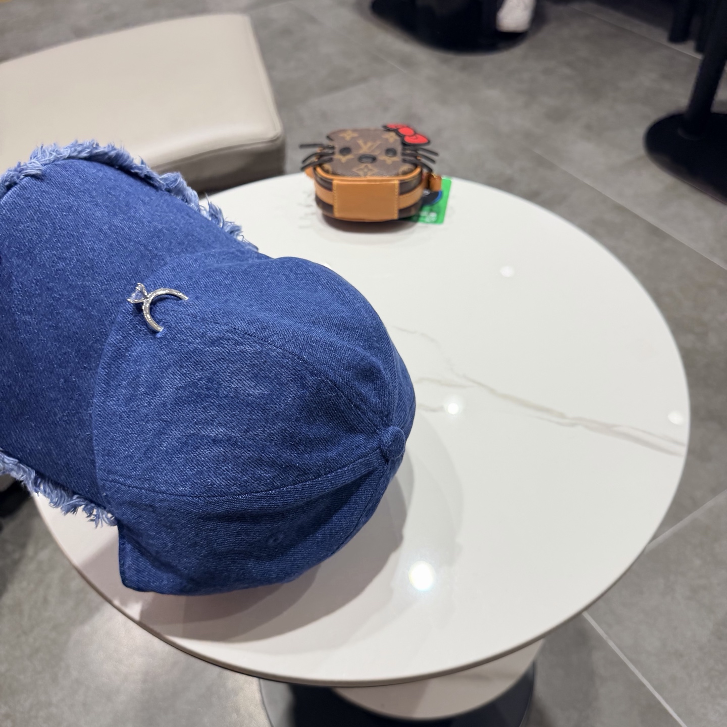 POET WONG牛仔毛边棒球帽，做旧水洗工艺，帽檐毛边设计，正面戒指logo，细节精致。均码设计，男女