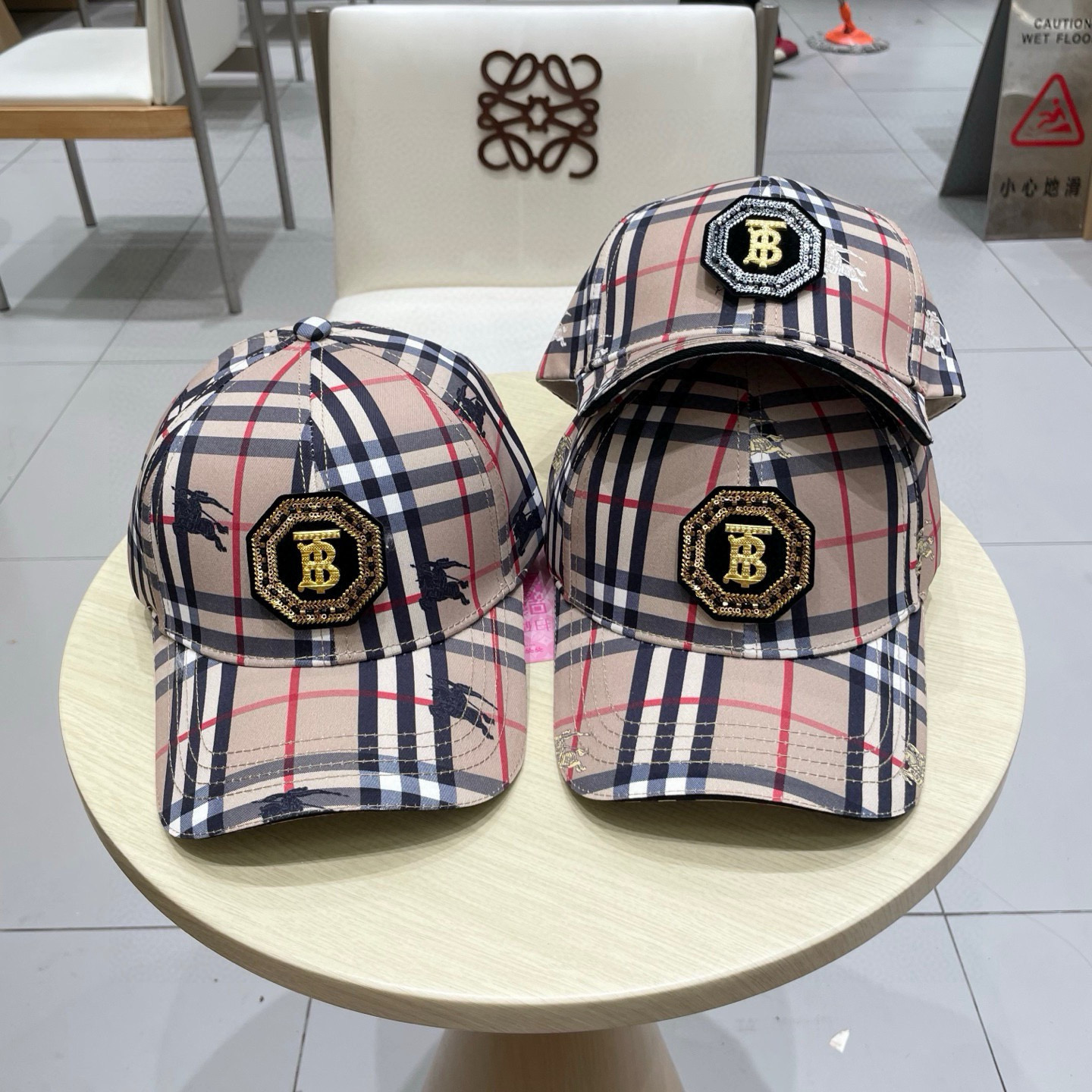 Burberry（巴宝莉）立体绣，原单棒球帽 专柜热卖款纯棉内里，轻盈透气。完美版型，对格精准无误，原厂