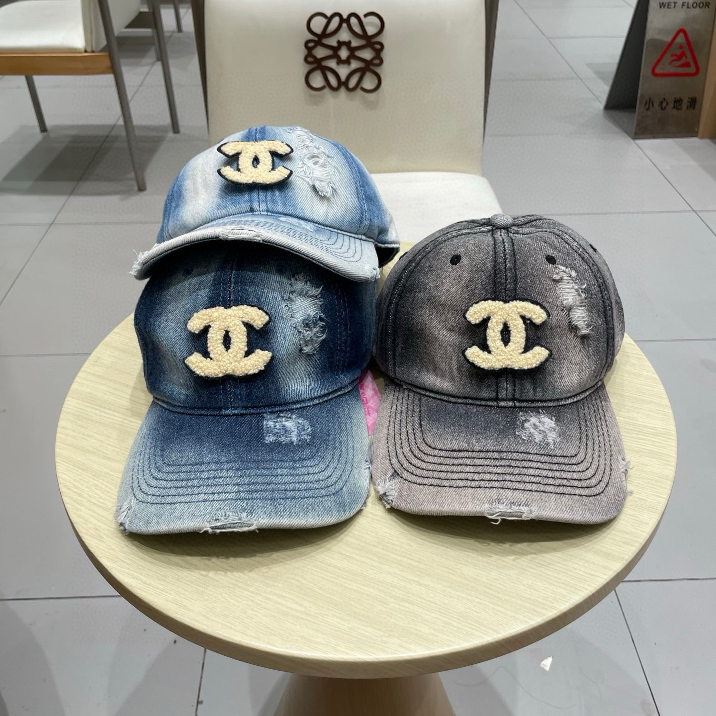 香奈儿 新款洗水牛仔棒球帽火爆技术升级，洗水牛仔风街头风十足更符合现在时尚小哥哥小姐姐的style，机场