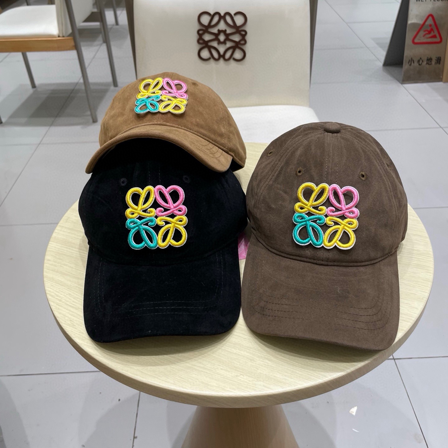 👒罗意威👒LOEWE秋冬棒球帽🧢质感超好，外部线条定位标准，做工精细，简约大气低价走量！