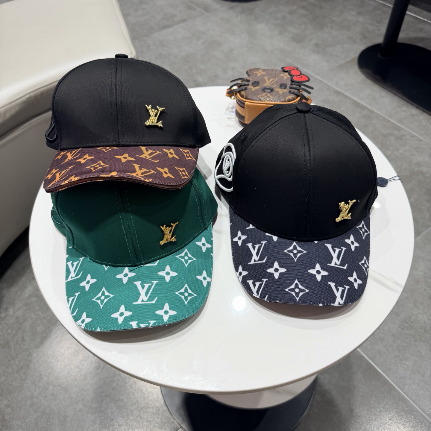 🧢路易威登棒球帽 LouisVuitton😍新款LV棒球帽，重工打造♥️高端大气，百搭款🤗男女通用！跑量