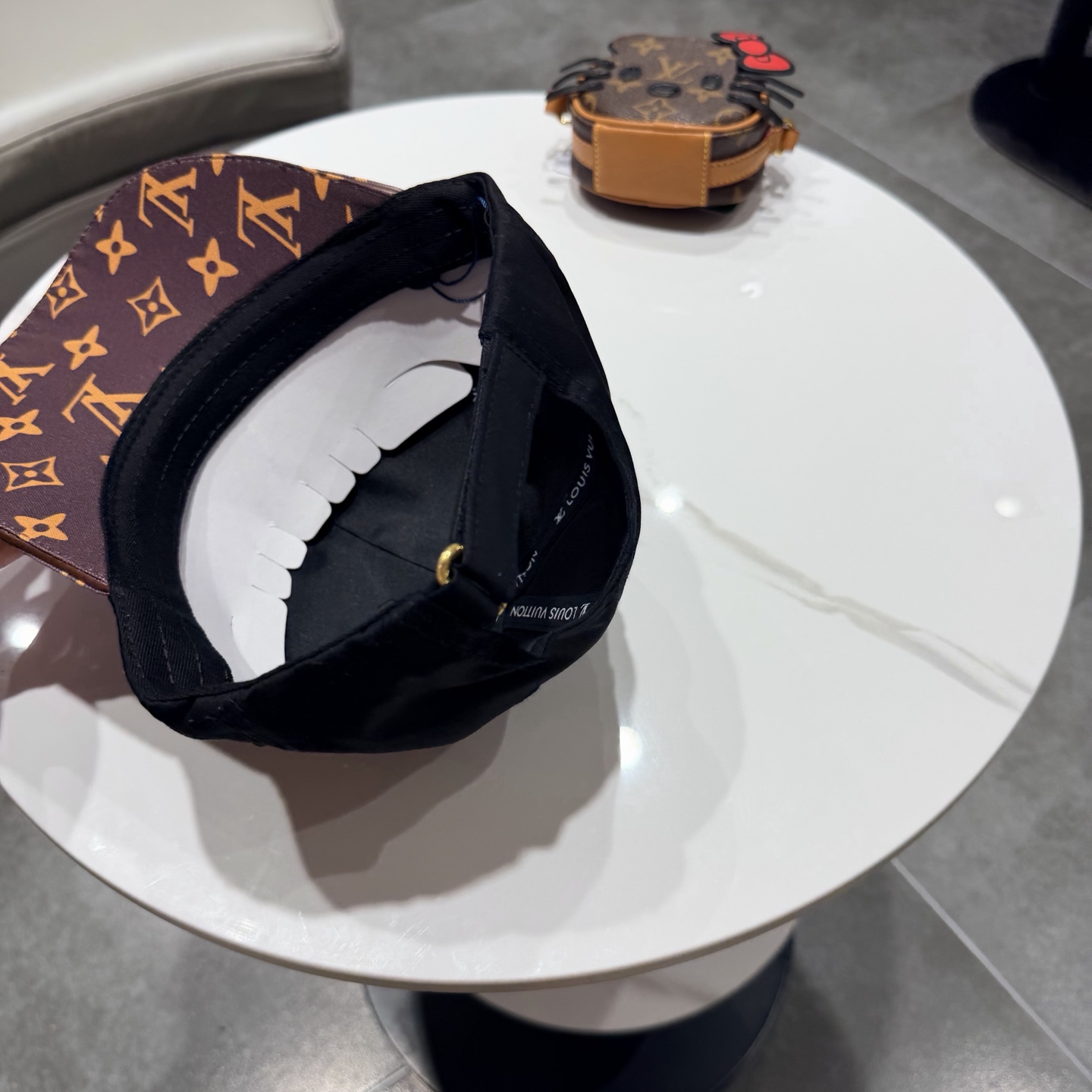 🧢路易威登棒球帽 LouisVuitton😍新款LV棒球帽，重工打造♥️高端大气，百搭款🤗男女通用！跑量