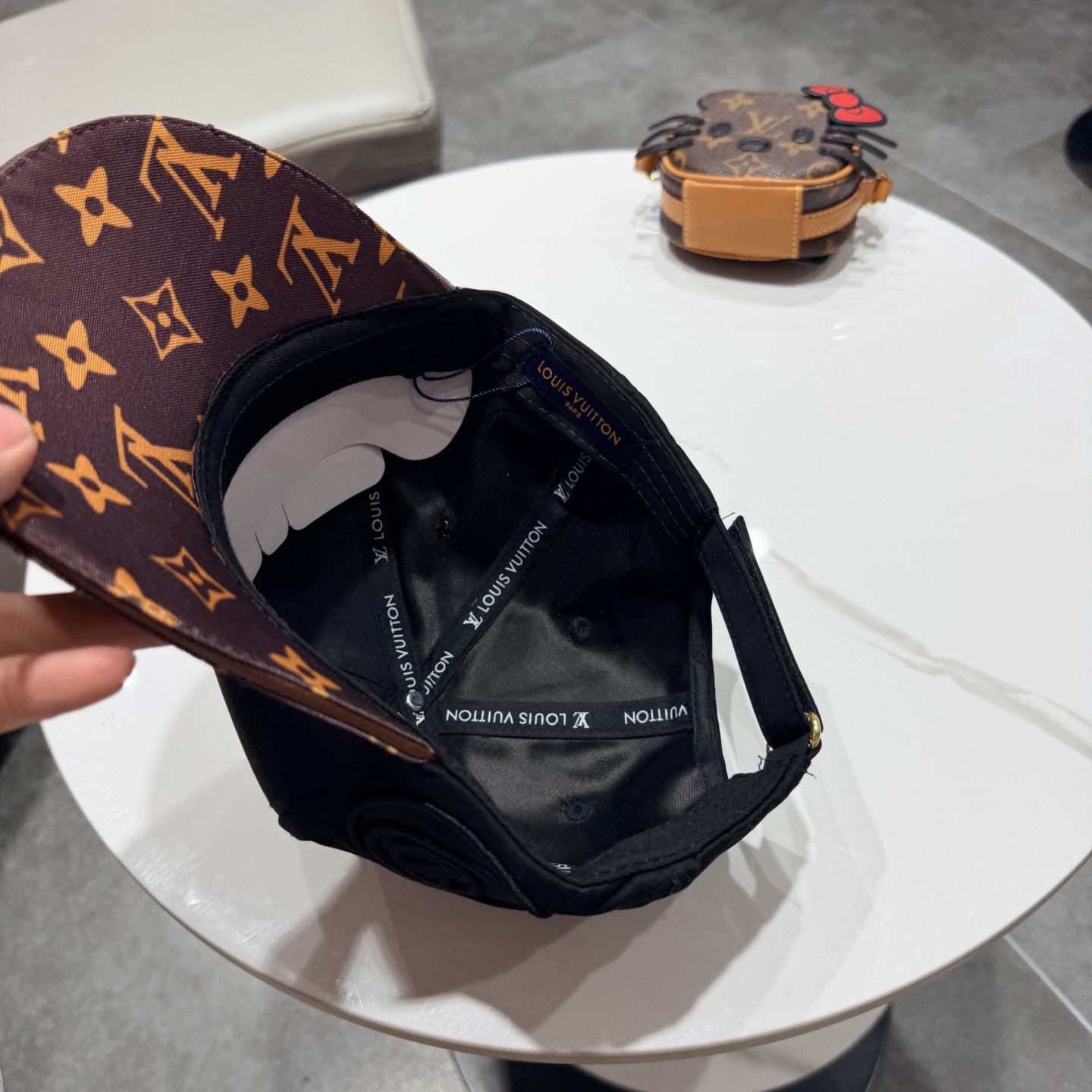 🧢路易威登棒球帽 LouisVuitton😍新款LV棒球帽，重工打造♥️高端大气，百搭款🤗男女通用！跑量