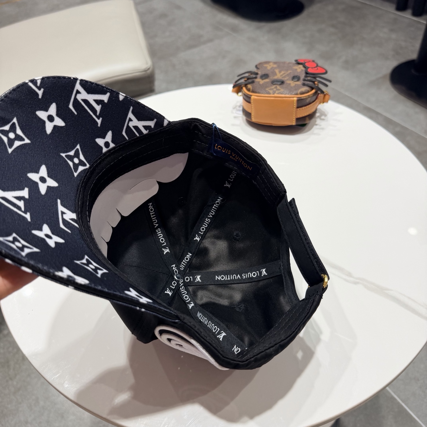 🧢路易威登棒球帽 LouisVuitton😍新款LV棒球帽，重工打造♥️高端大气，百搭款🤗男女通用！跑量