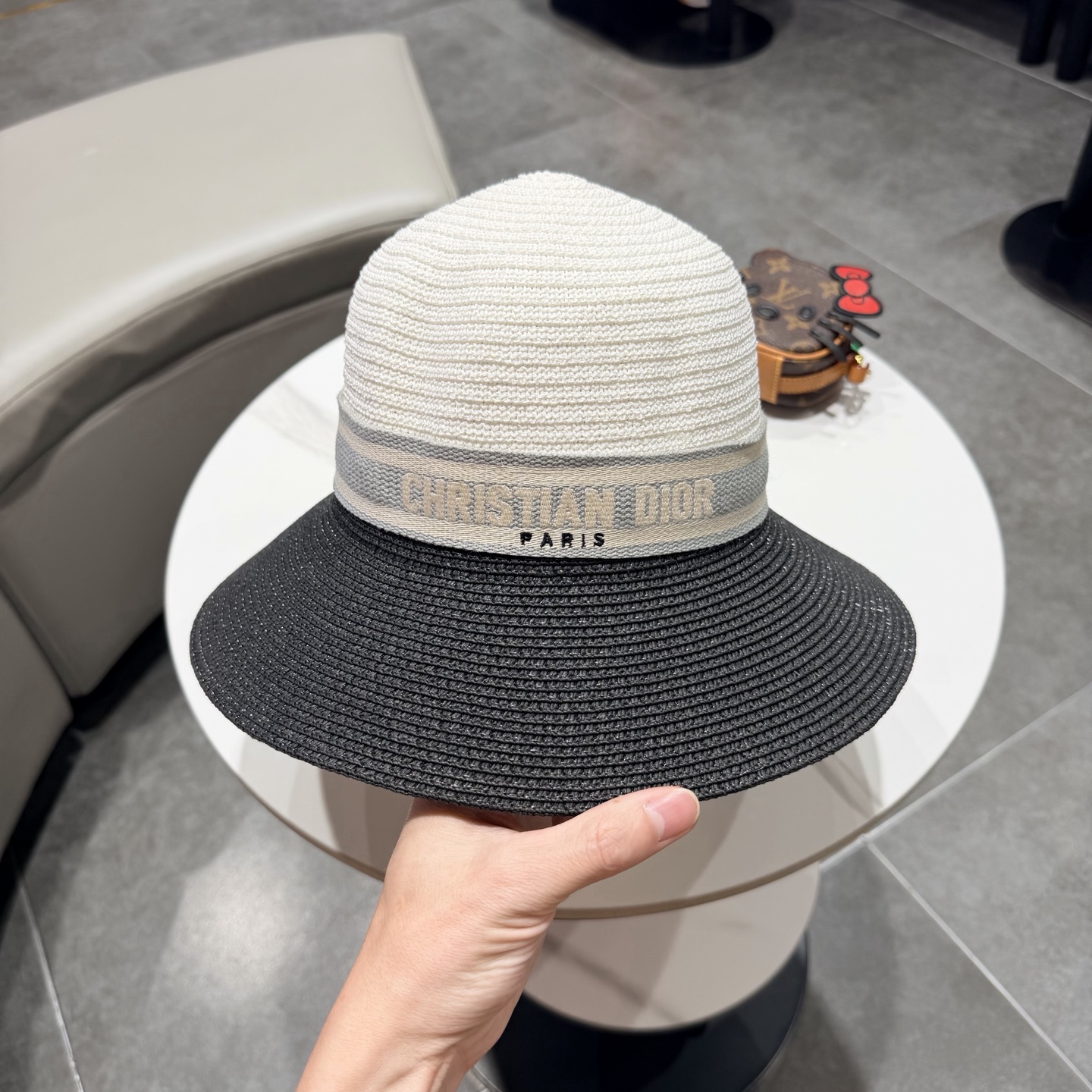 【DIOR迪奥】2026新款精致款礼帽盆帽平顶草帽，出街必备超好搭配，赶紧入手！