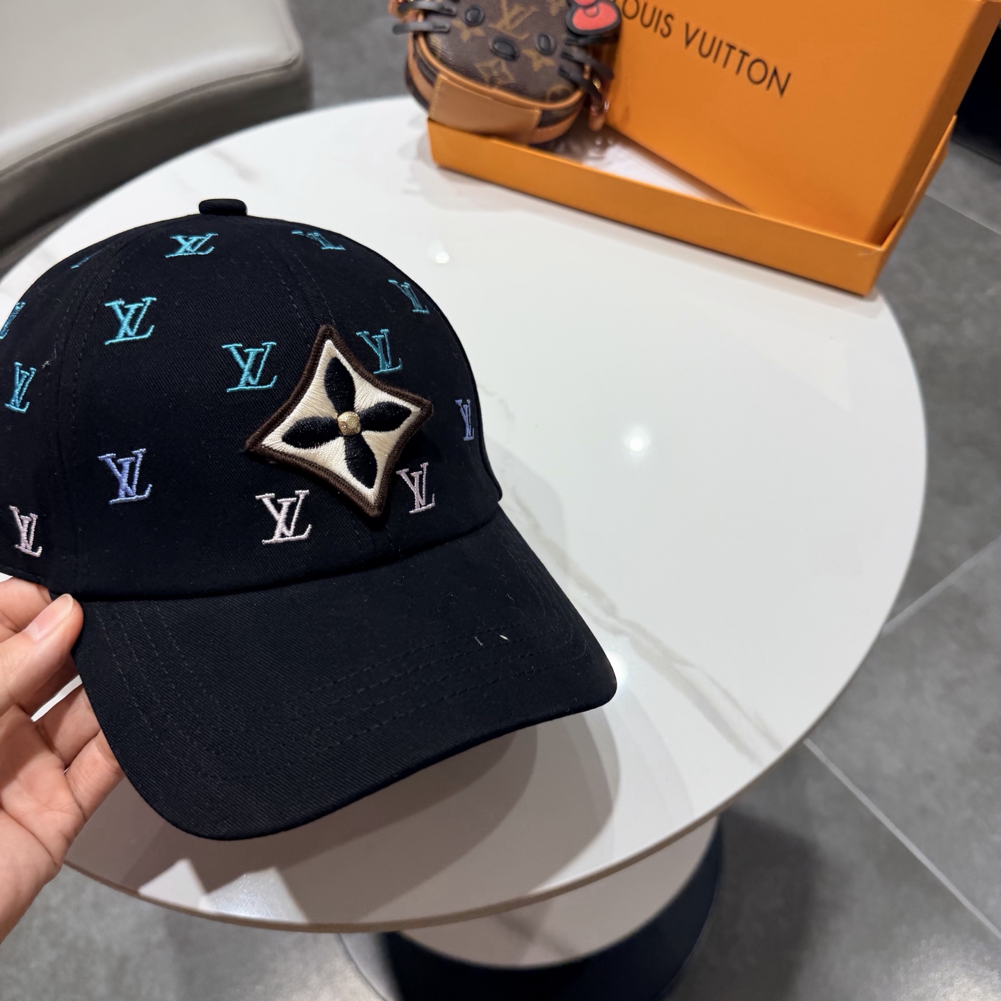 🧢路易威登棒球帽 LouisVuitton😍新款LV棒球帽，重工打造♥️高端大气，百搭款🤗男女通用！跑量