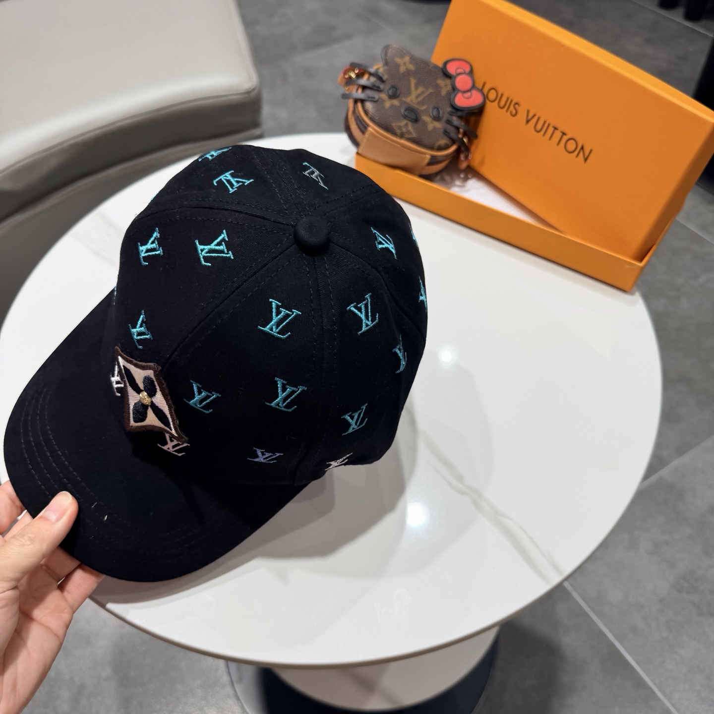 🧢路易威登棒球帽 LouisVuitton😍新款LV棒球帽，重工打造♥️高端大气，百搭款🤗男女通用！跑量