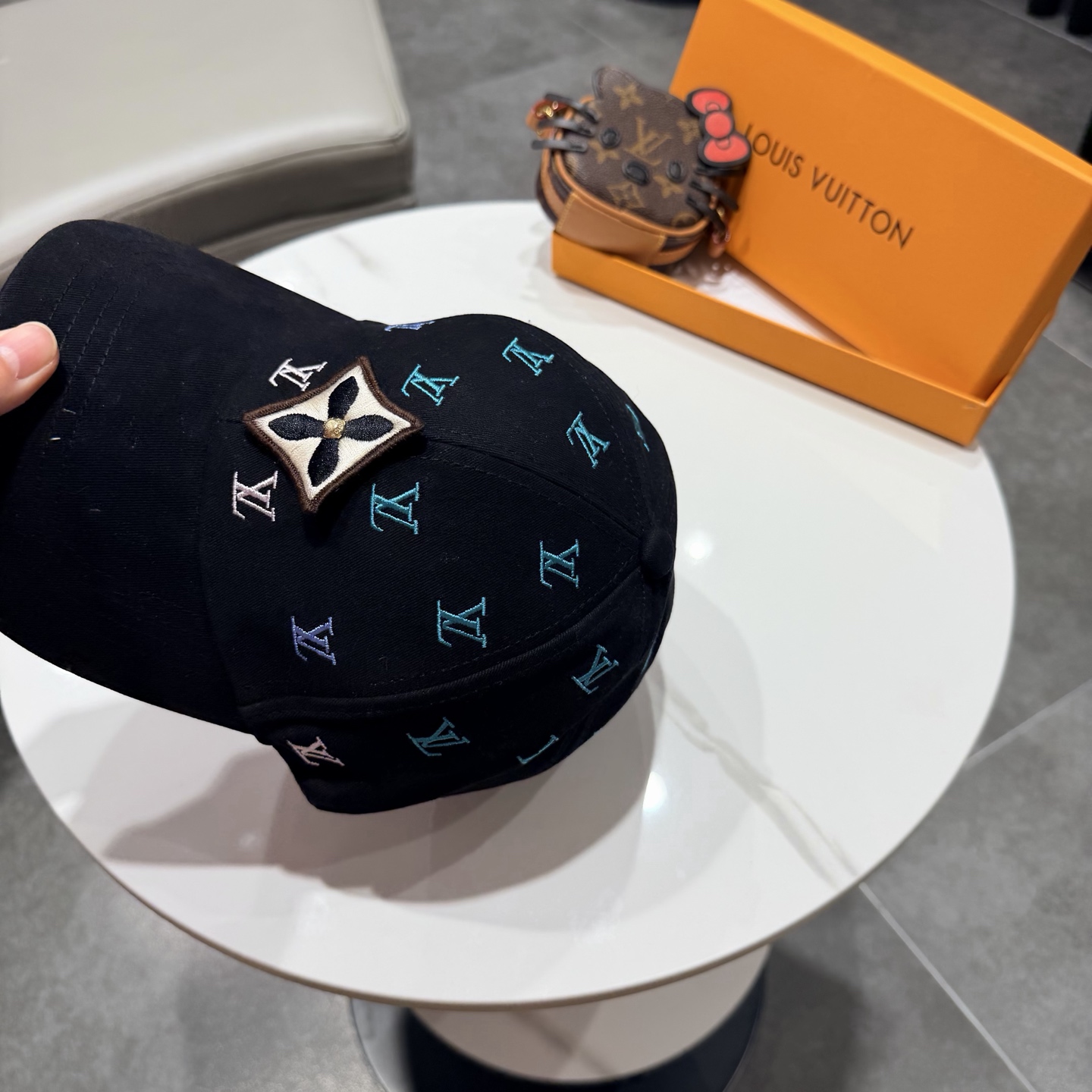 🧢路易威登棒球帽 LouisVuitton😍新款LV棒球帽，重工打造♥️高端大气，百搭款🤗男女通用！跑量