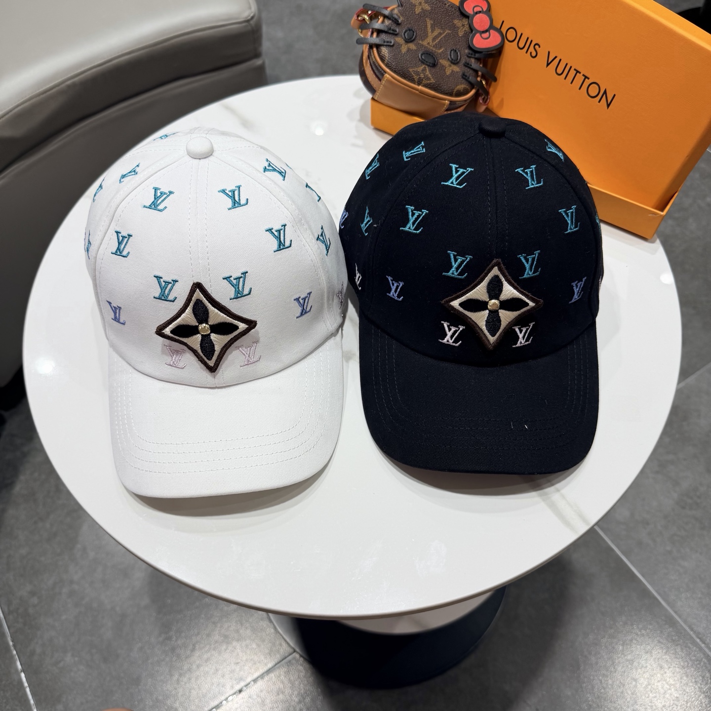 🧢路易威登棒球帽 LouisVuitton😍新款LV棒球帽，重工打造♥️高端大气，百搭款🤗男女通用！跑量