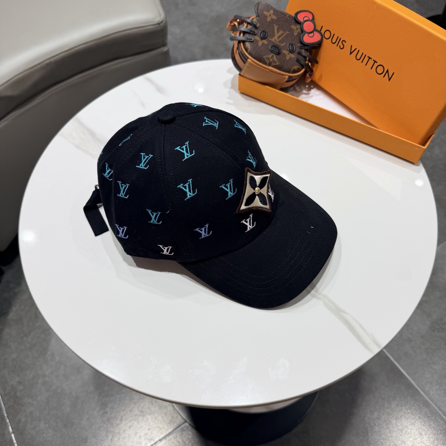 🧢路易威登棒球帽 LouisVuitton😍新款LV棒球帽，重工打造♥️高端大气，百搭款🤗男女通用！跑量