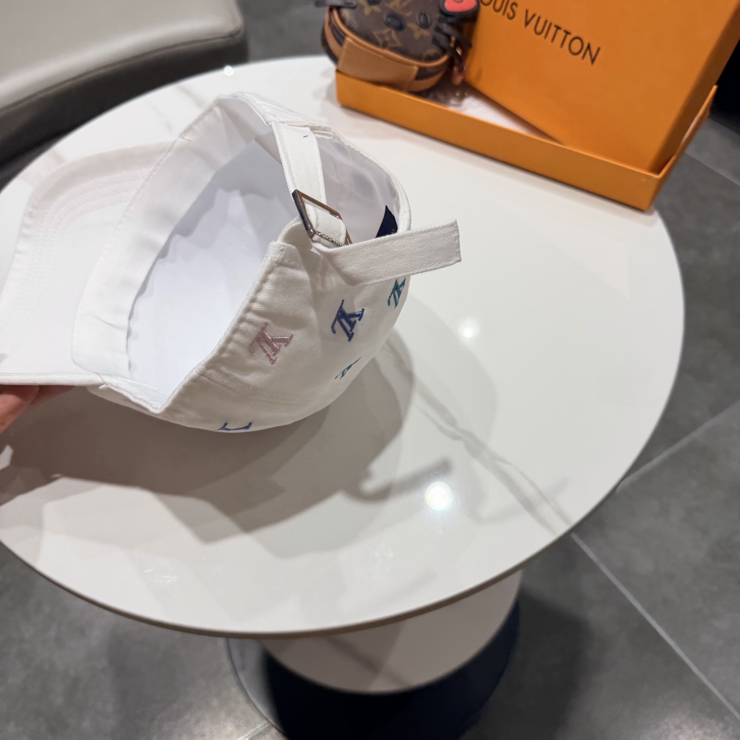 🧢路易威登棒球帽 LouisVuitton😍新款LV棒球帽，重工打造♥️高端大气，百搭款🤗男女通用！跑量