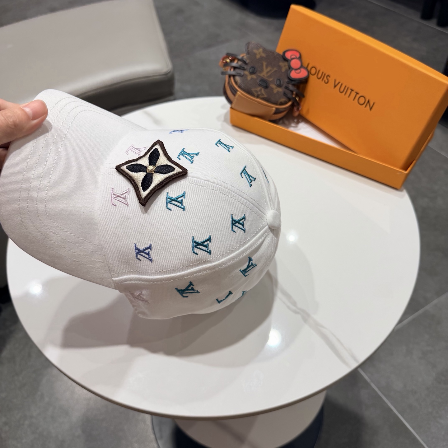 🧢路易威登棒球帽 LouisVuitton😍新款LV棒球帽，重工打造♥️高端大气，百搭款🤗男女通用！跑量