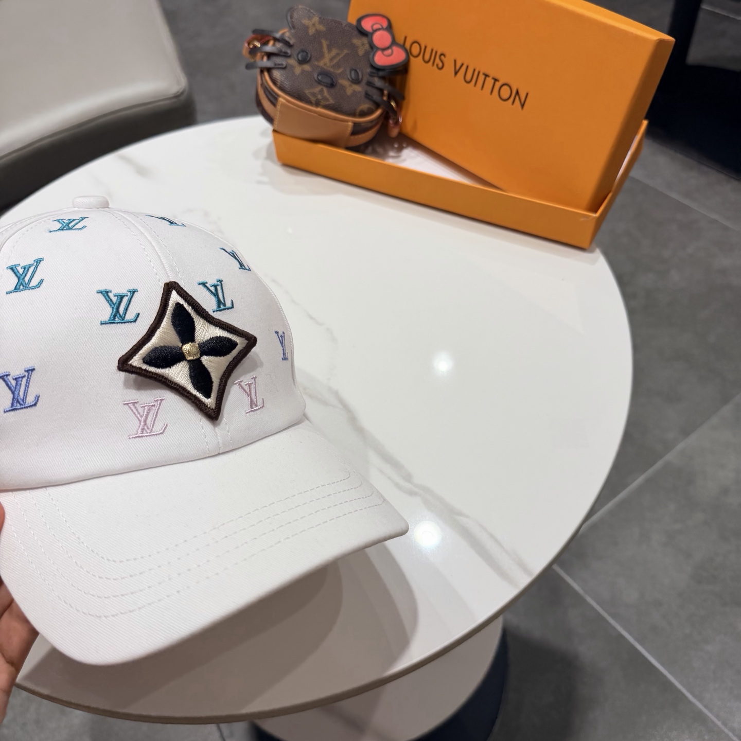 🧢路易威登棒球帽 LouisVuitton😍新款LV棒球帽，重工打造♥️高端大气，百搭款🤗男女通用！跑量
