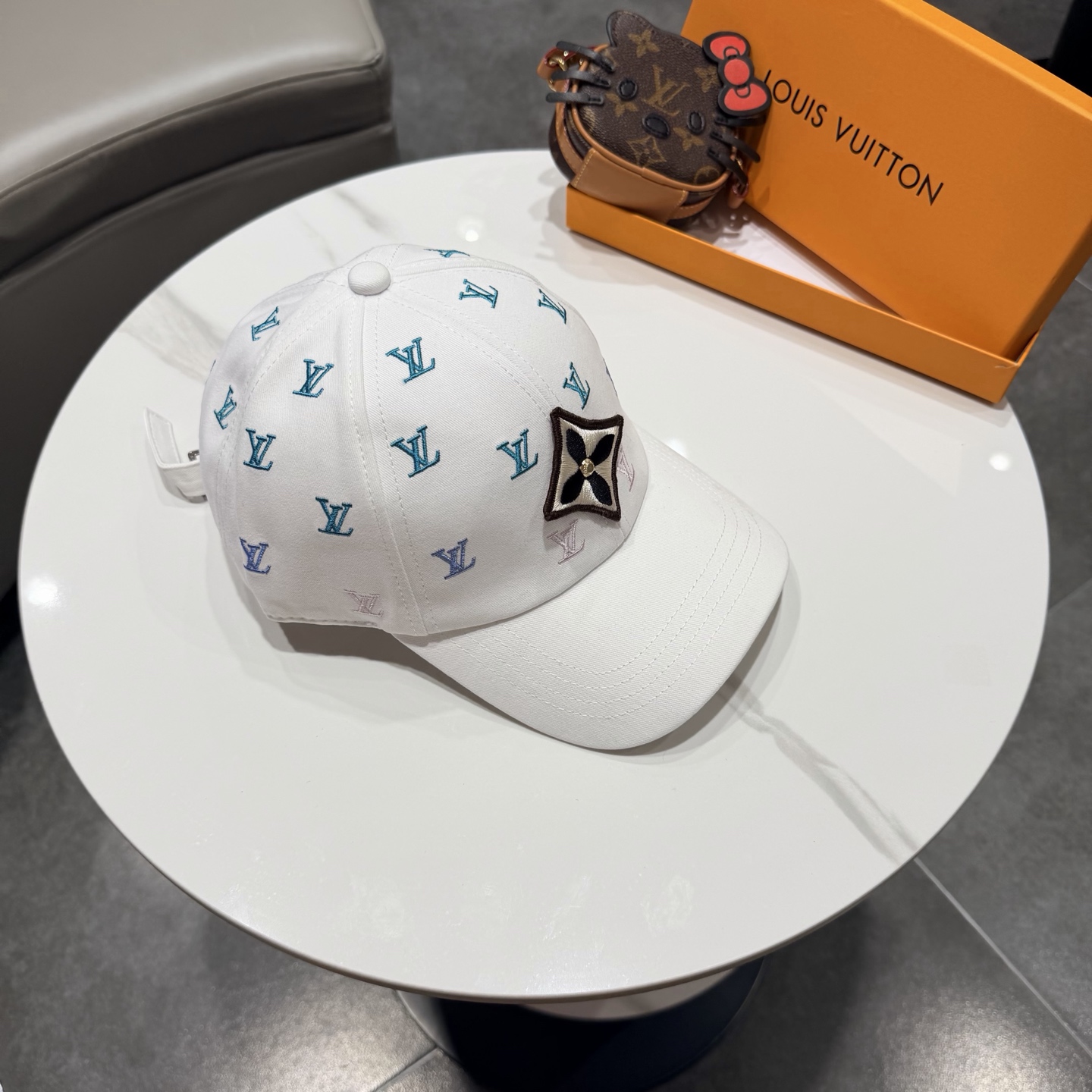 🧢路易威登棒球帽 LouisVuitton😍新款LV棒球帽，重工打造♥️高端大气，百搭款🤗男女通用！跑量
