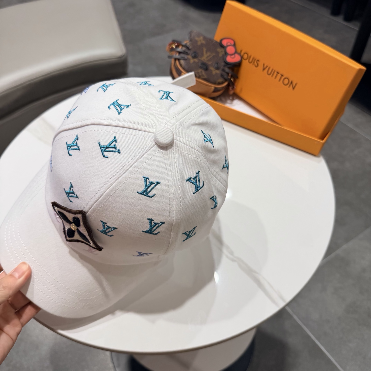 🧢路易威登棒球帽 LouisVuitton😍新款LV棒球帽，重工打造♥️高端大气，百搭款🤗男女通用！跑量