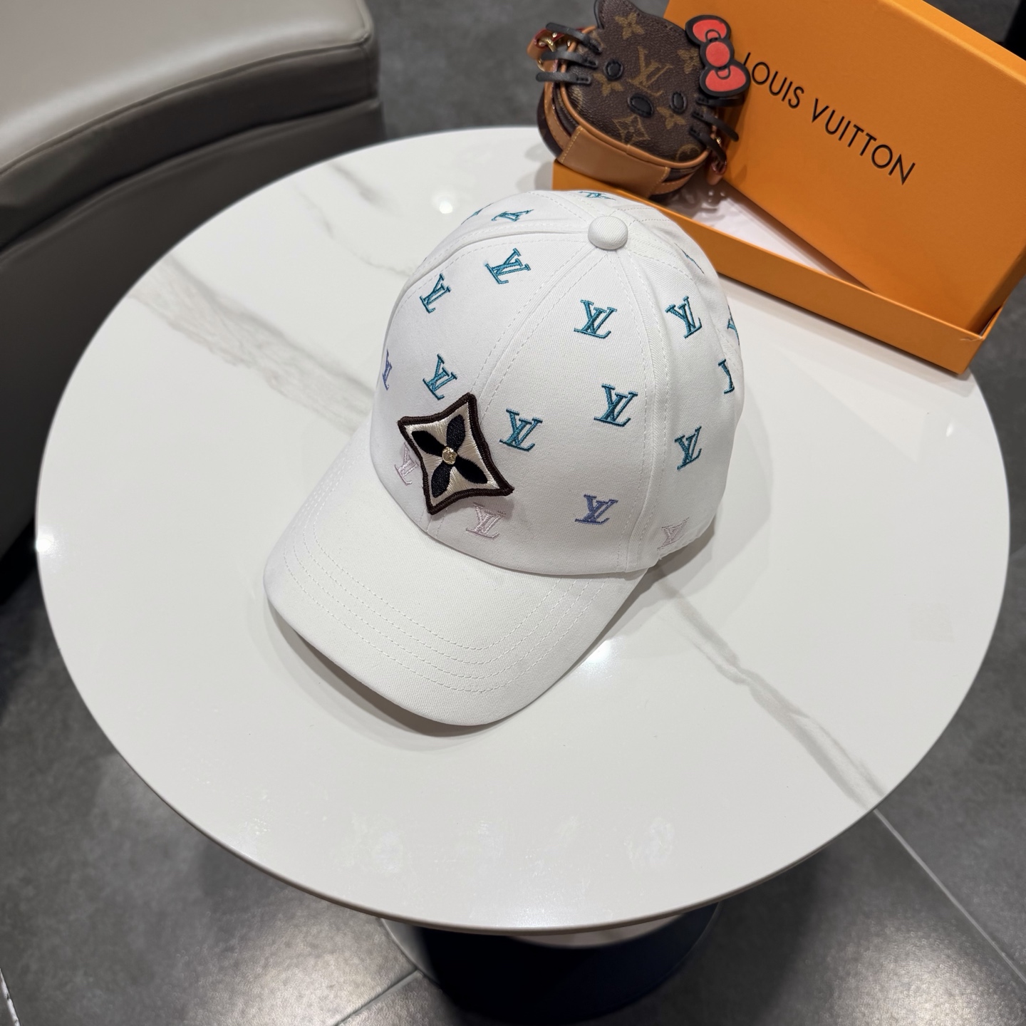 🧢路易威登棒球帽 LouisVuitton😍新款LV棒球帽，重工打造♥️高端大气，百搭款🤗男女通用！跑量