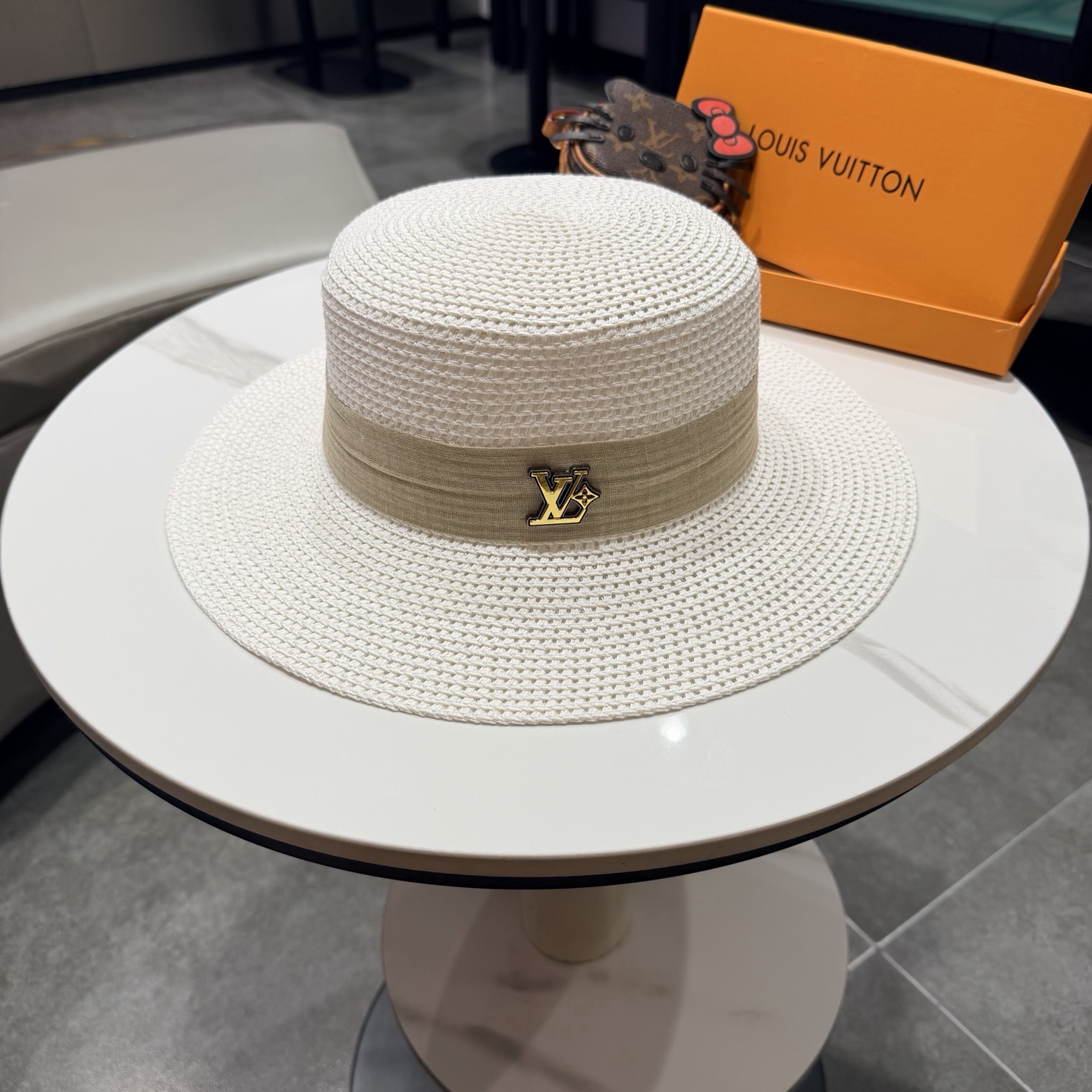 NO:764598,lv new flat top straw hat head circumference 57cm hat straw hat fisherman hat baseball cap, hat, louis vuitton, espadrilles, hats19860909lv新款平顶草帽 头围57cm帽子草帽渔夫帽棒球帽,帽子,louis vuitton,espadrilles,hats,hat