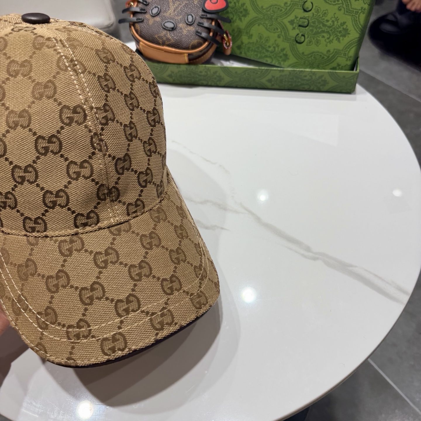 经典款Gucci(古奇)经典原单棒球帽😍😍专柜1:1开模订制，最高版本，原版帆布料+头层牛皮，轻盈透气！