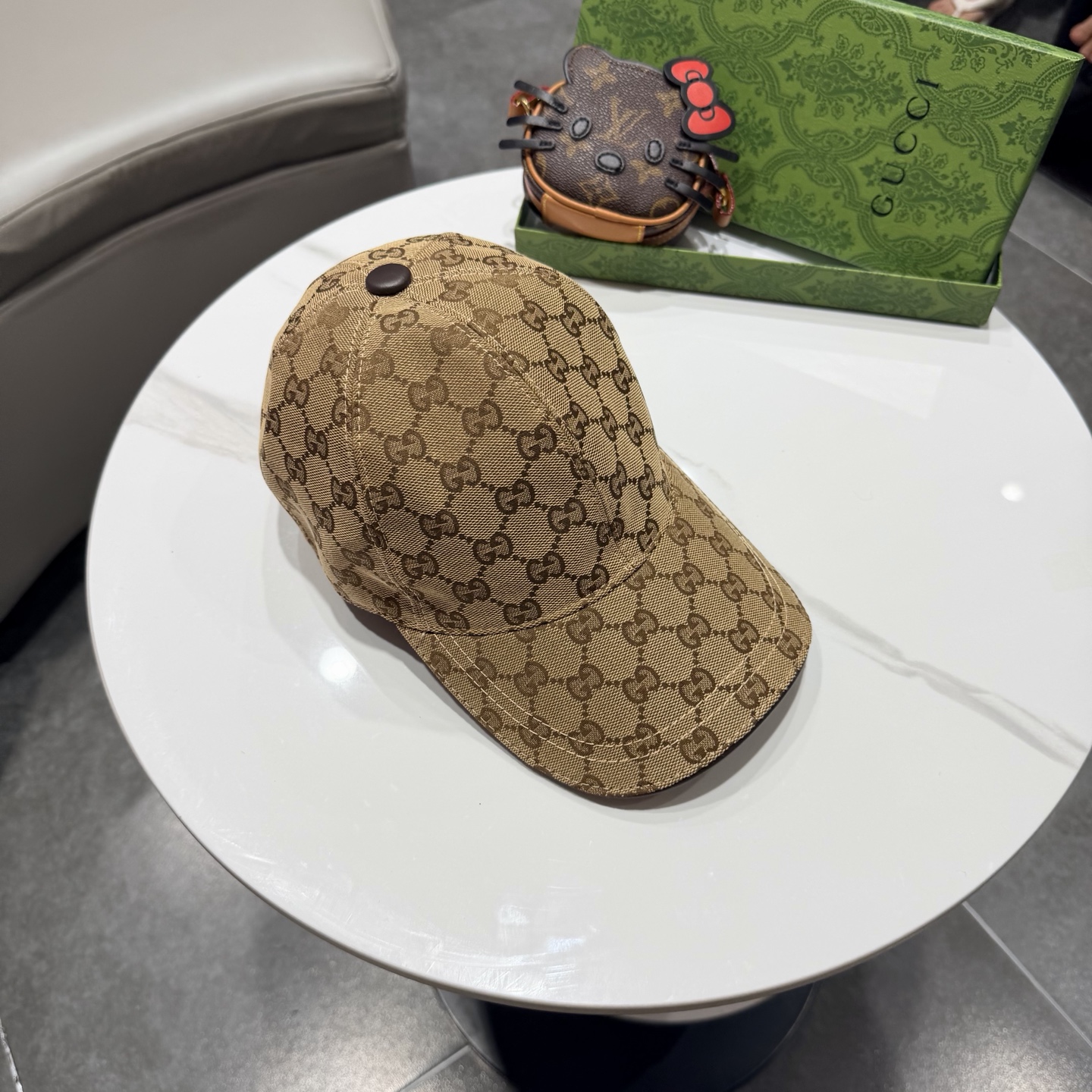 经典款Gucci(古奇)经典原单棒球帽😍😍专柜1:1开模订制，最高版本，原版帆布料+头层牛皮，轻盈透气！