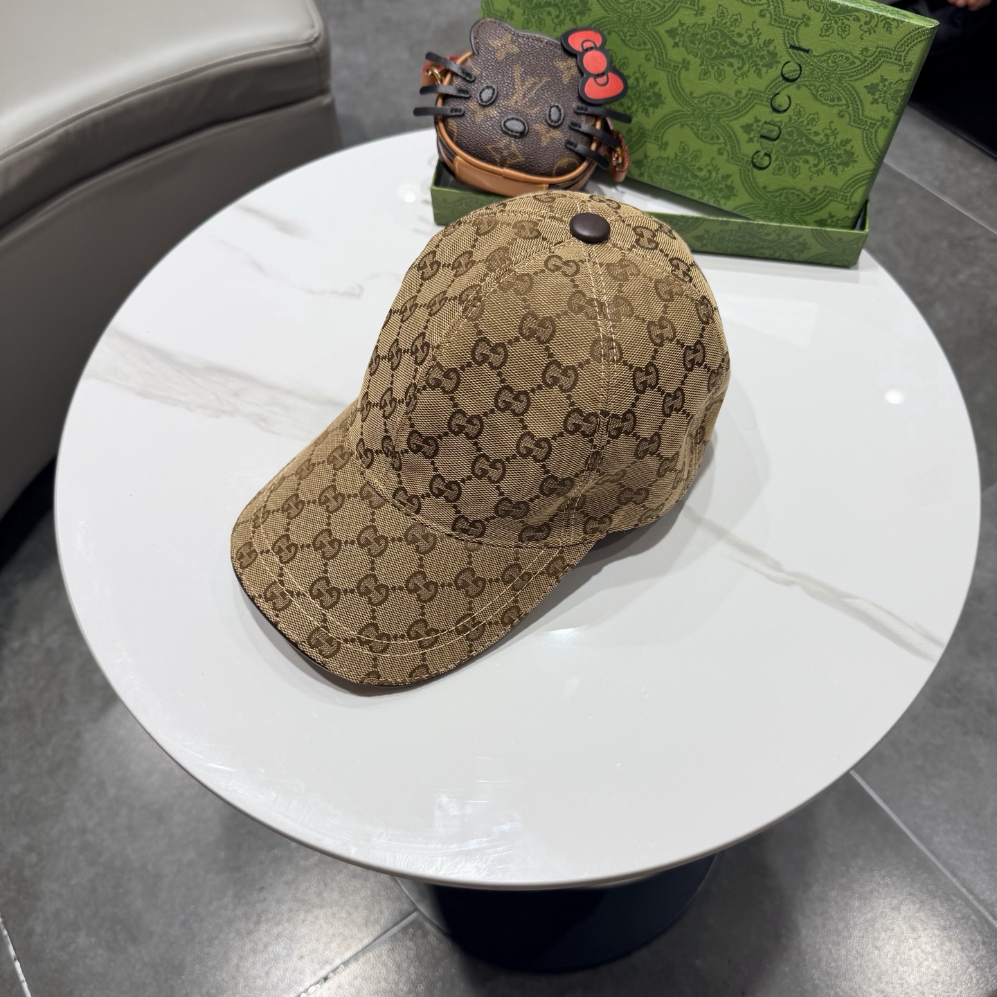 经典款Gucci(古奇)经典原单棒球帽😍😍专柜1:1开模订制，最高版本，原版帆布料+头层牛皮，轻盈透气！