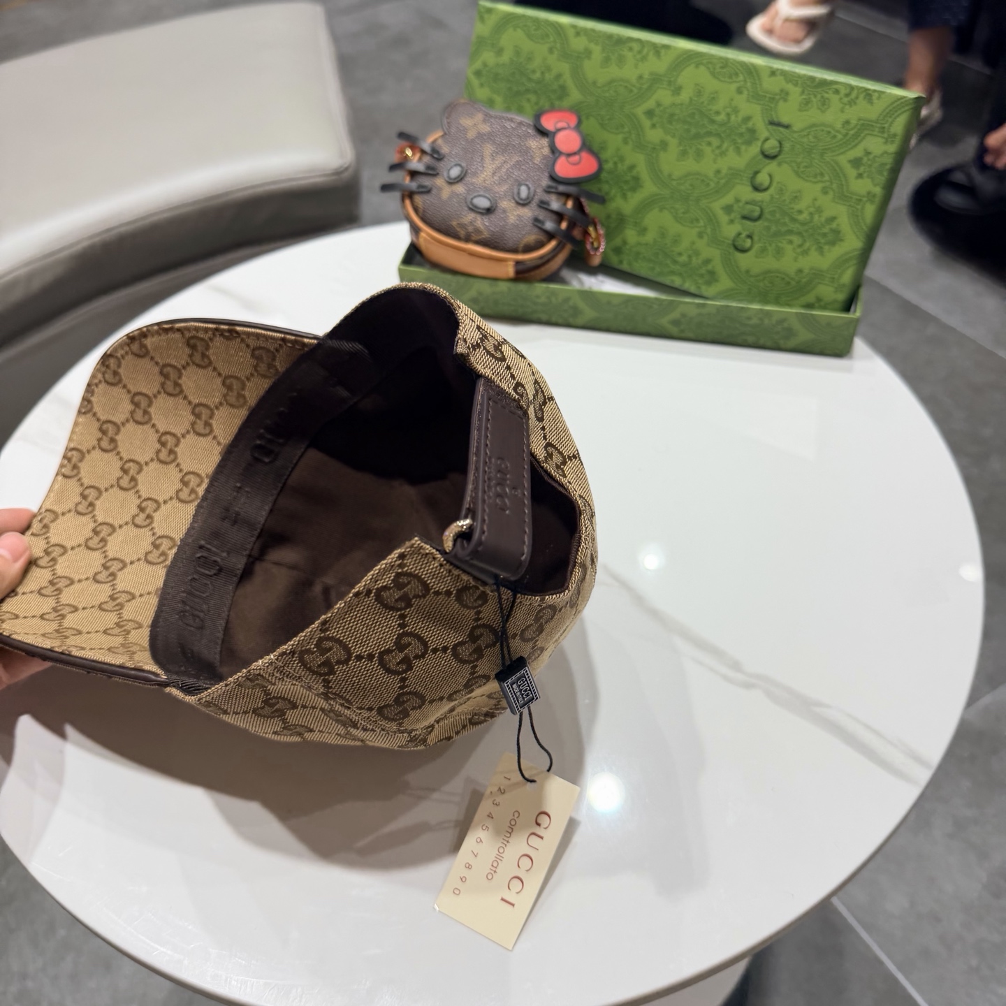 经典款Gucci(古奇)经典原单棒球帽😍😍专柜1:1开模订制，最高版本，原版帆布料+头层牛皮，轻盈透气！