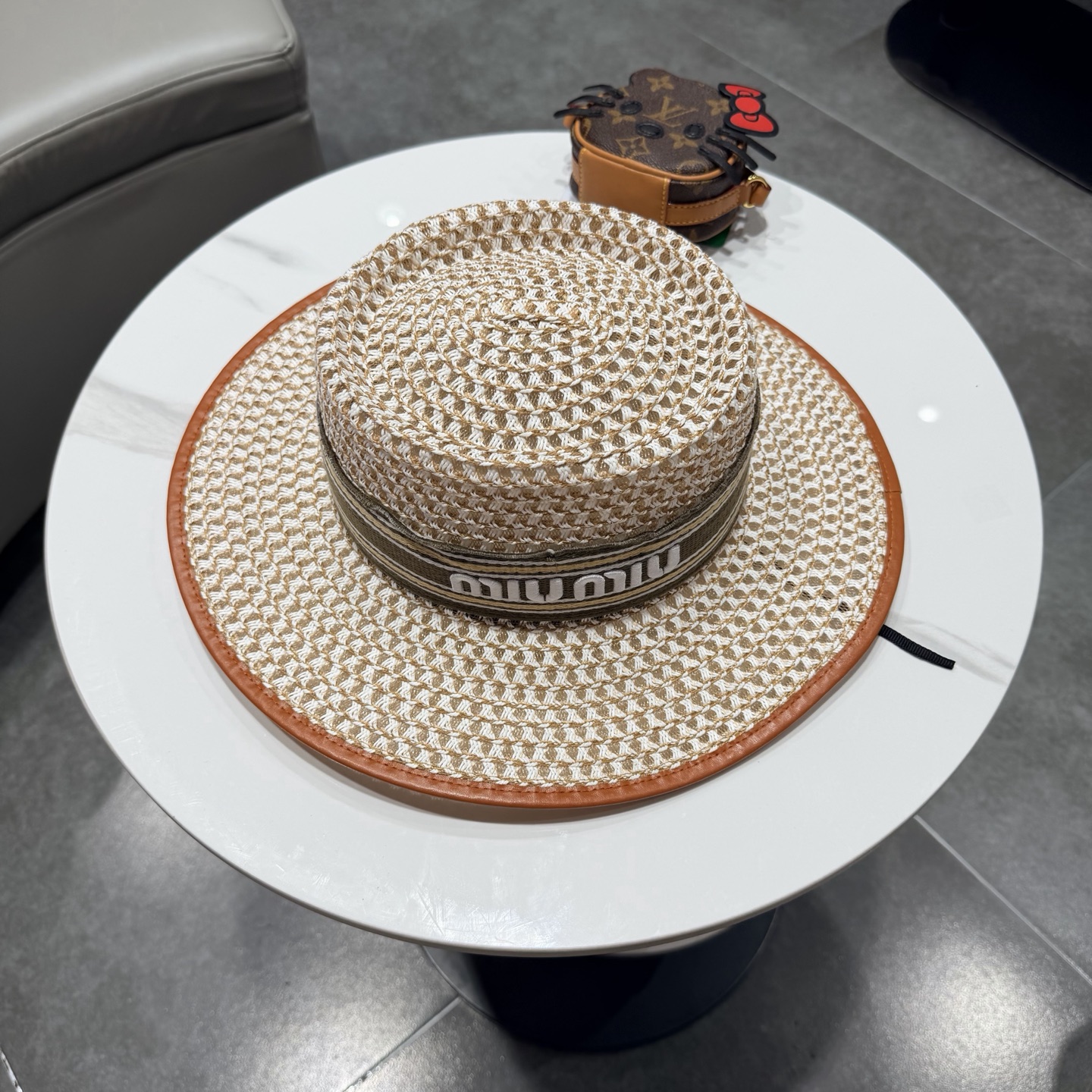 NO:764618,miumiu 2026 new flat-top straw hat is the first choice for the beach in summer~ Made of new material woven~ The texture is full of straw hats, fisherman hats, baseball caps, hats, miumiu, espadrilles, hats19860909miumiu缪缪 2026新款平顶草帽 夏天海边首选～ 新款材质编织而成～质感满分帽子草帽渔夫帽棒球帽,帽子,miumiu,espadrilles,hats,hat