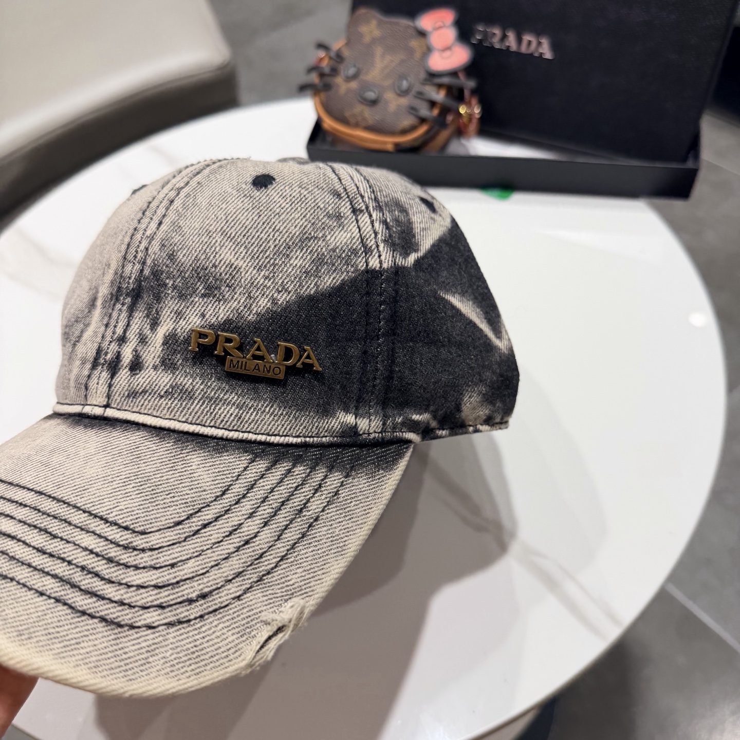 普拉达 经典三角标棒球帽设计感超强，让人耳目一新头型非常好，可以修饰各种头型，实力百搭款