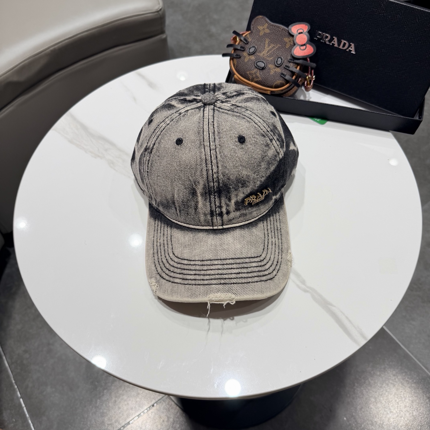 普拉达 经典三角标棒球帽设计感超强，让人耳目一新头型非常好，可以修饰各种头型，实力百搭款