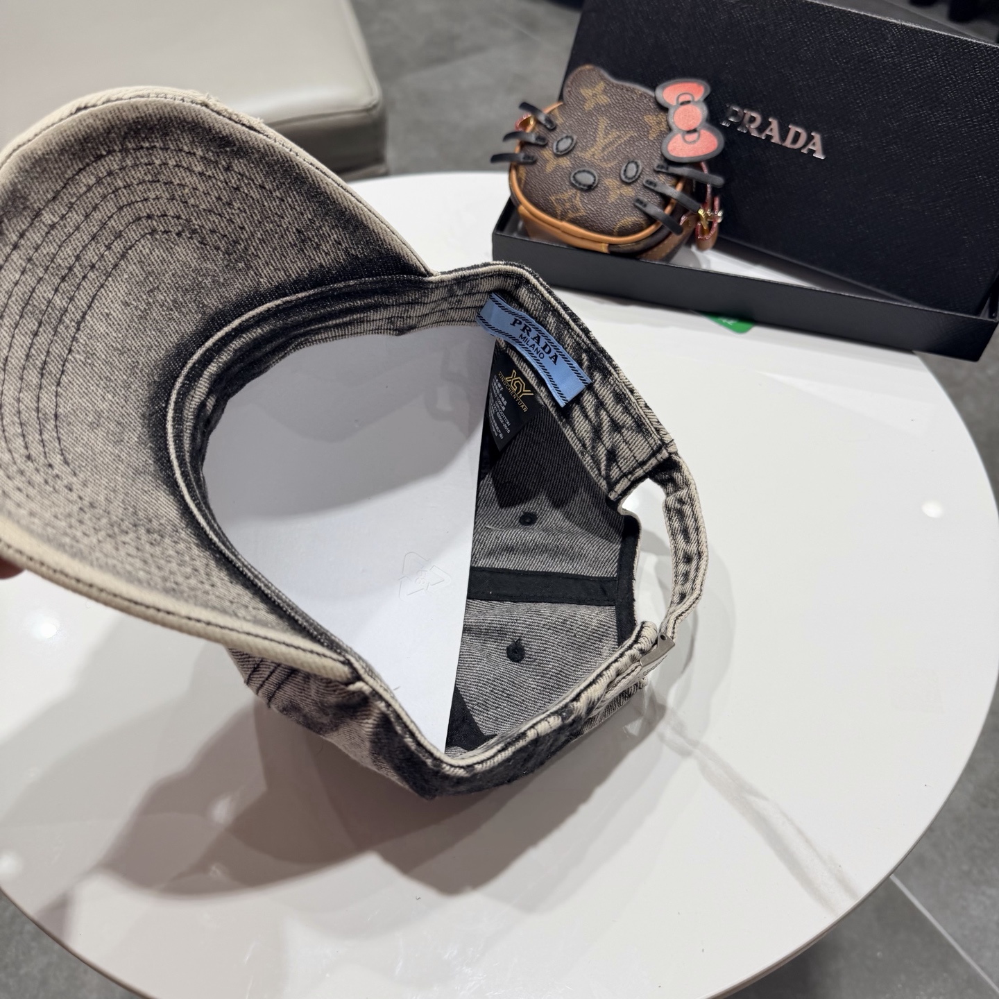 普拉达 经典三角标棒球帽设计感超强，让人耳目一新头型非常好，可以修饰各种头型，实力百搭款