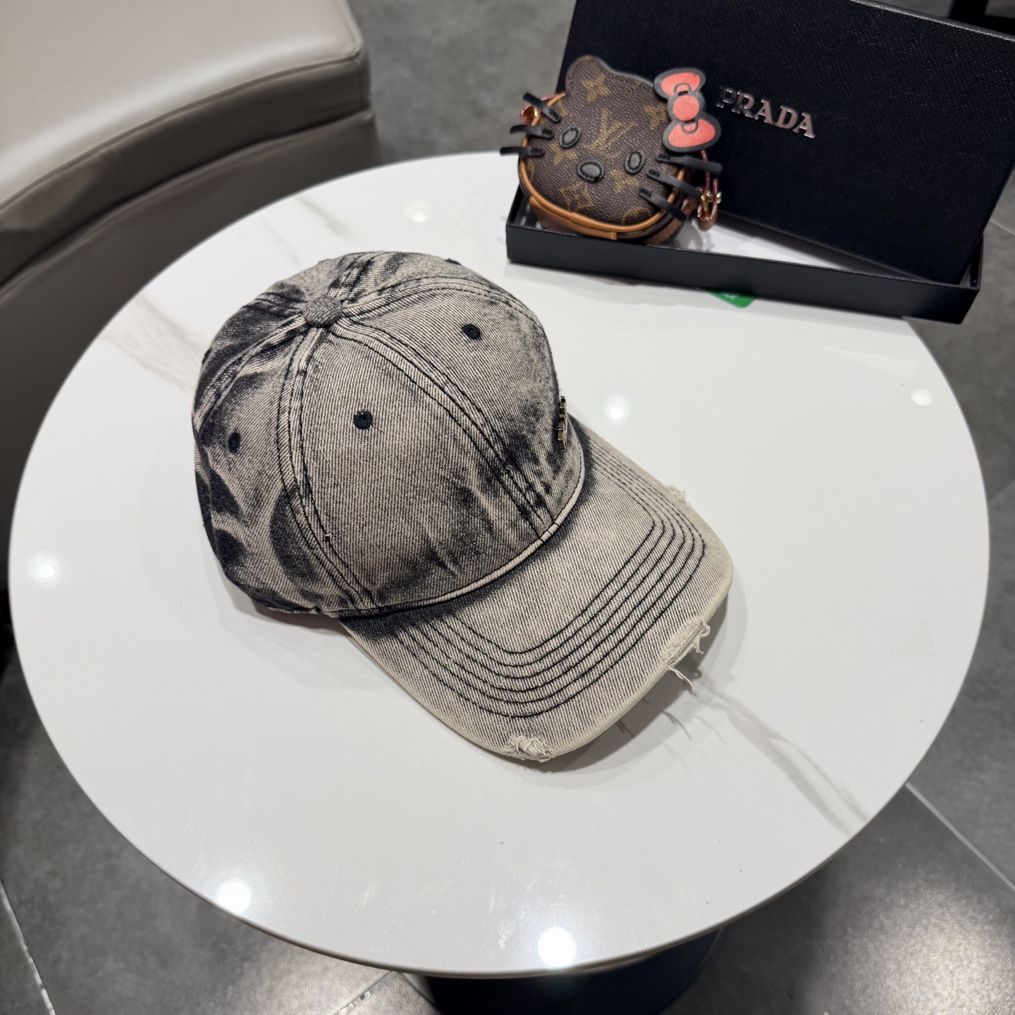 普拉达 经典三角标棒球帽设计感超强，让人耳目一新头型非常好，可以修饰各种头型，实力百搭款