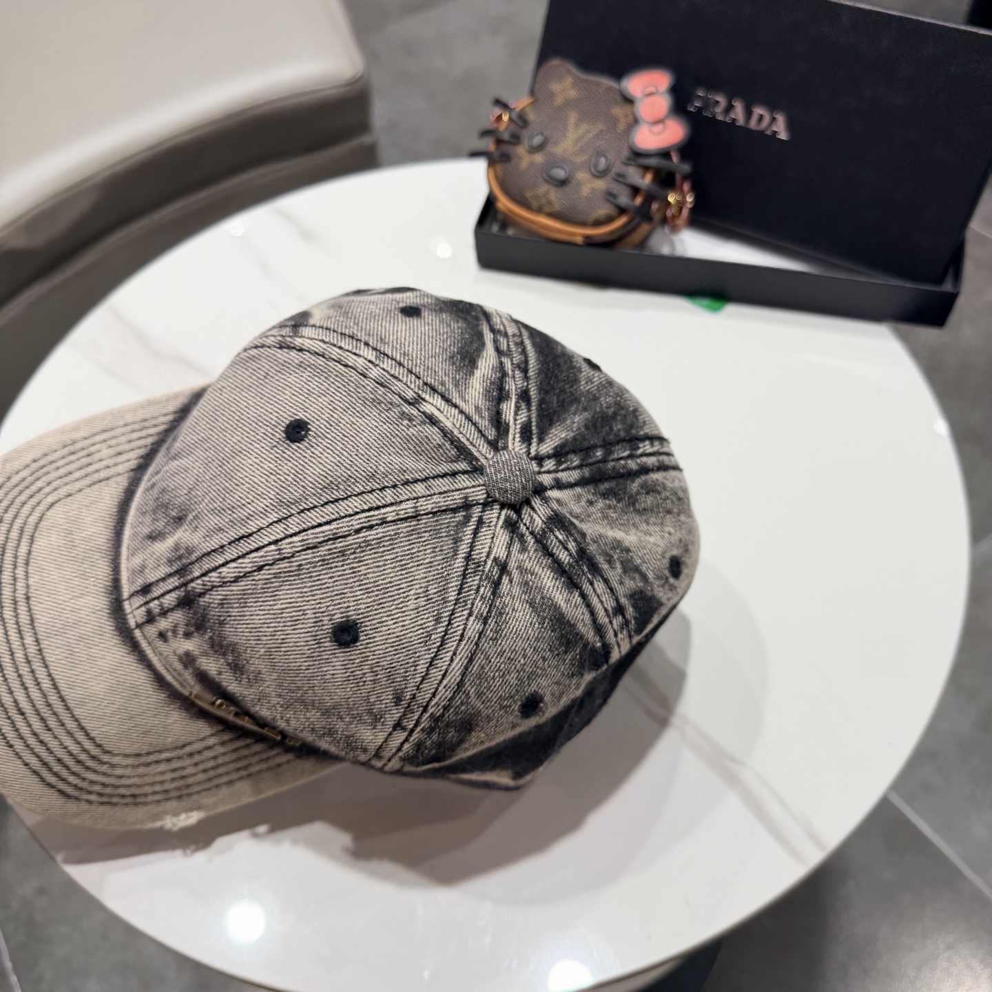 普拉达 经典三角标棒球帽设计感超强，让人耳目一新头型非常好，可以修饰各种头型，实力百搭款