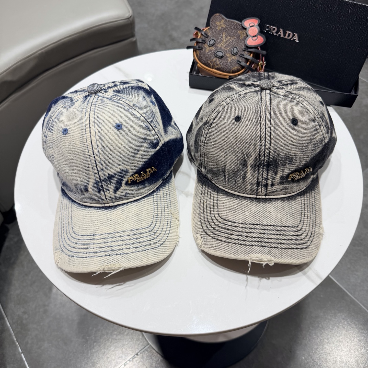 普拉达 经典三角标棒球帽设计感超强，让人耳目一新头型非常好，可以修饰各种头型，实力百搭款